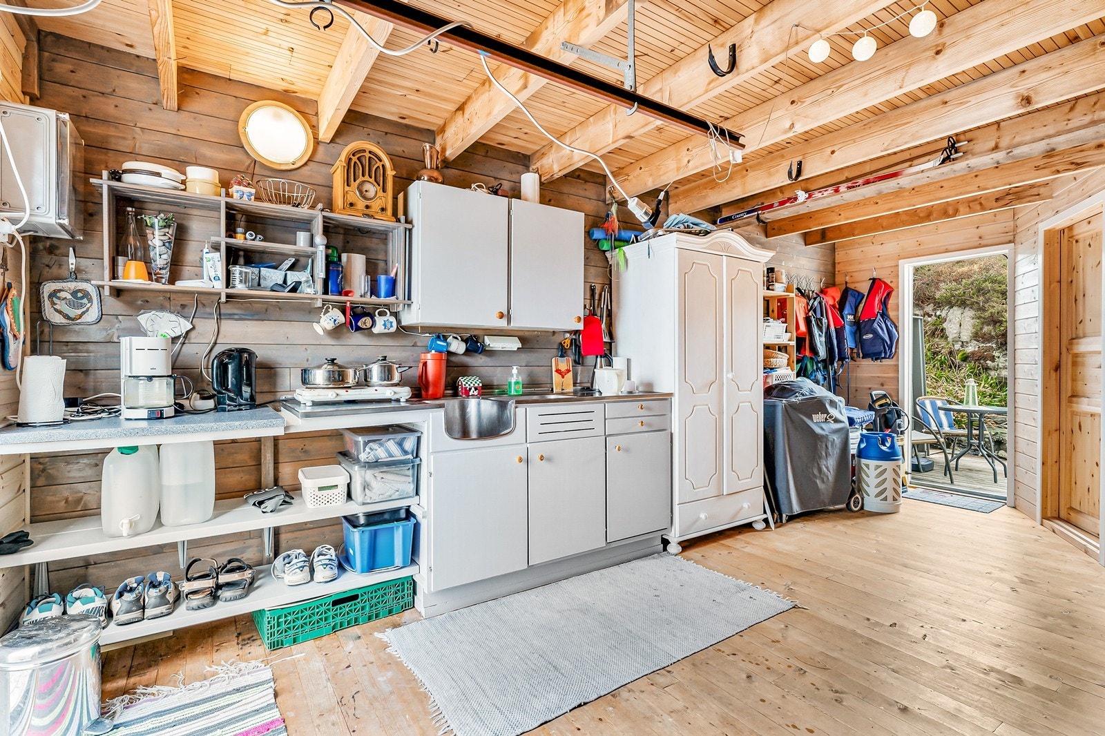 Det er montert en kjøkkeninnredning med godt med skap og benkeplass. Ikke innlagt vann. Galleribilde