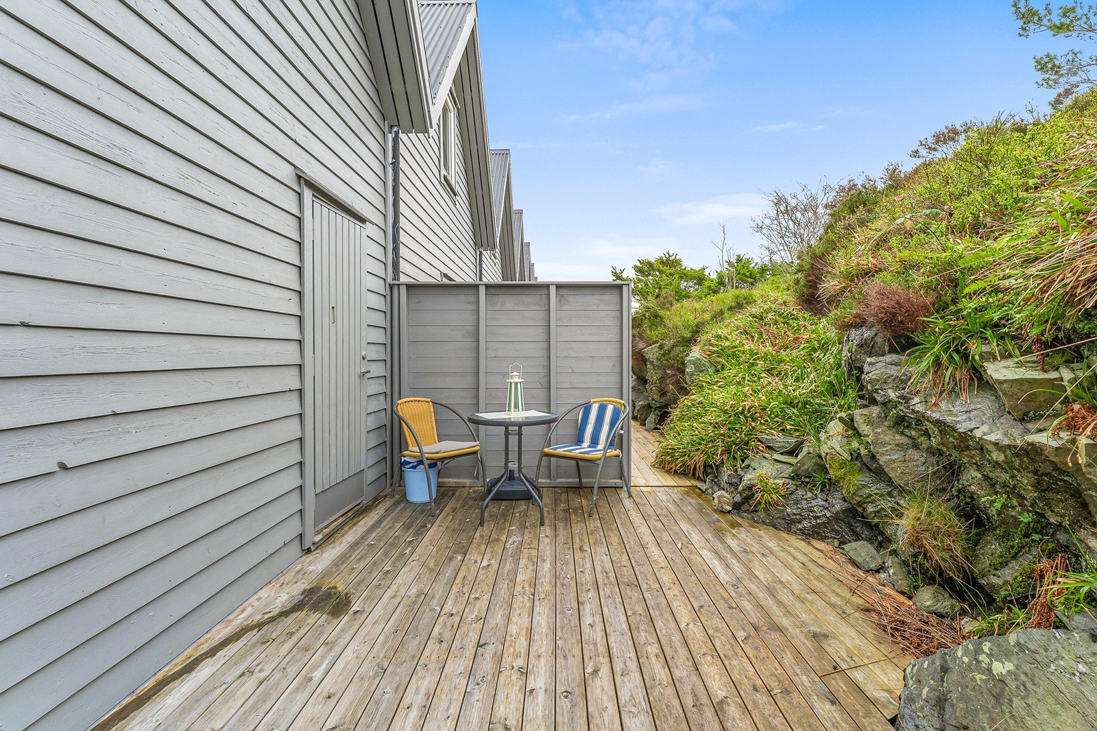 Praktisk innredet med treplatning og skillevegg mot nabo. Galleribilde