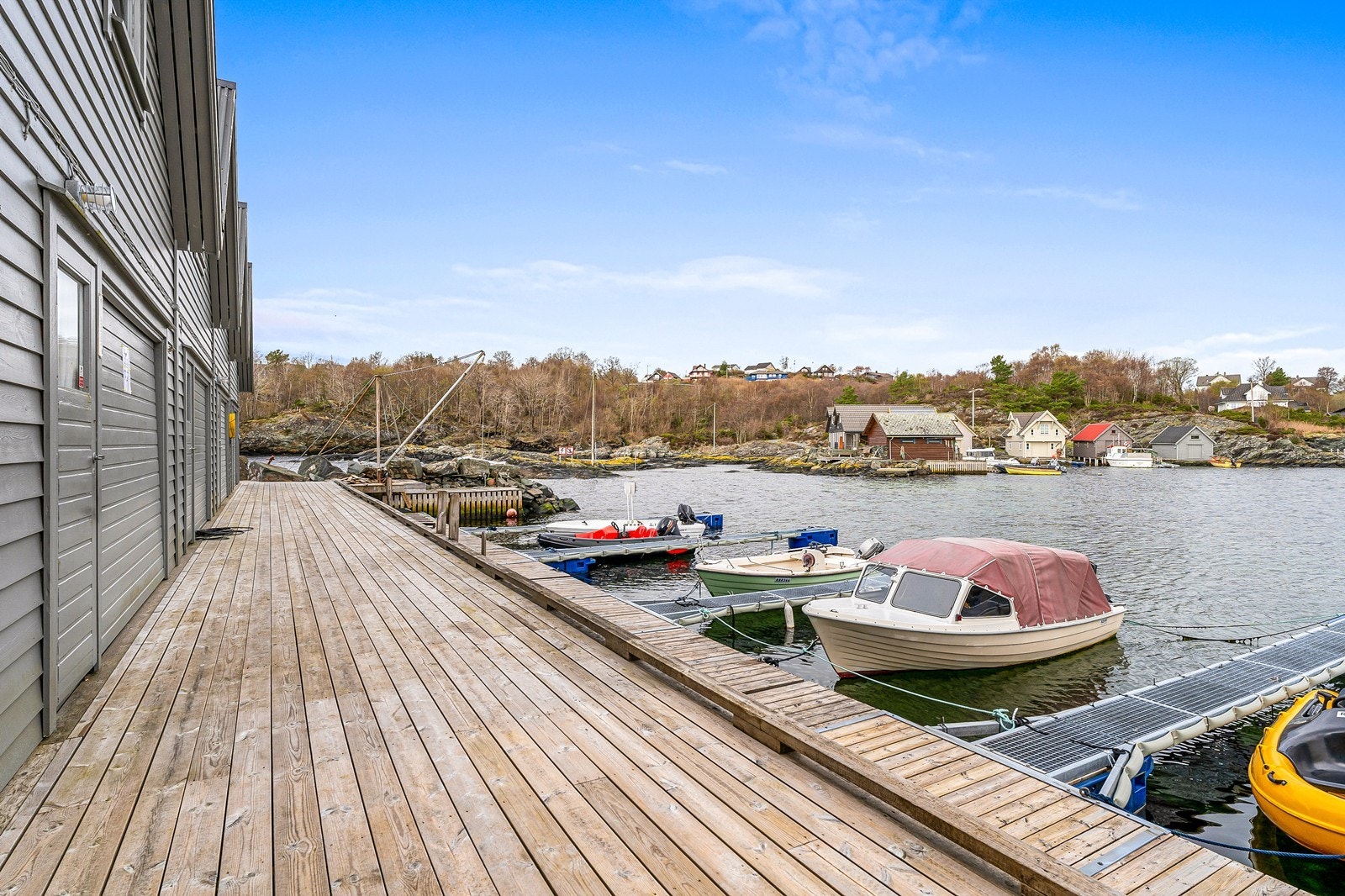 Uteområdene er pent opparbeidet med felles platning og bryggekai. Her er det god plass til båt. Galleribilde