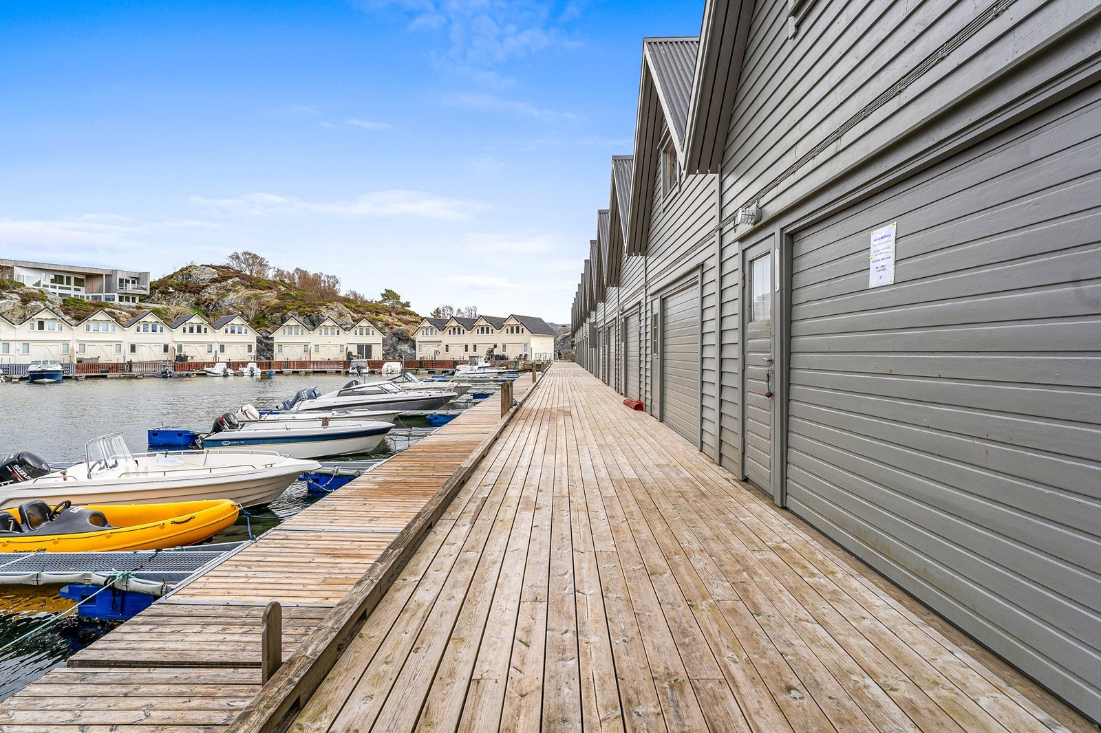 Grunnavågen er et populært naustefelt med et yrende båtliv gjennom hele båtsesongen. Galleribilde