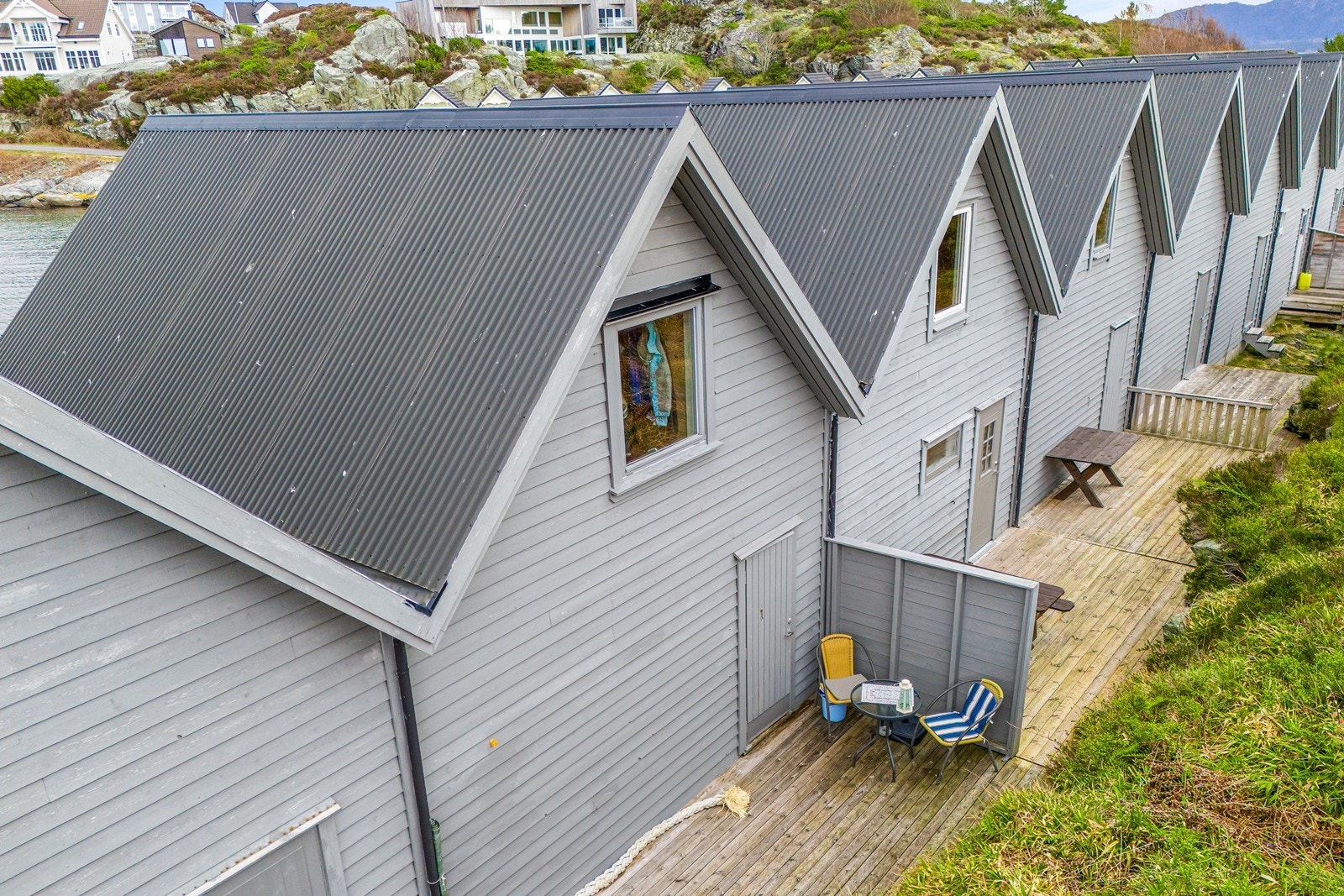 Terrasse på baksiden av naust. Galleribilde