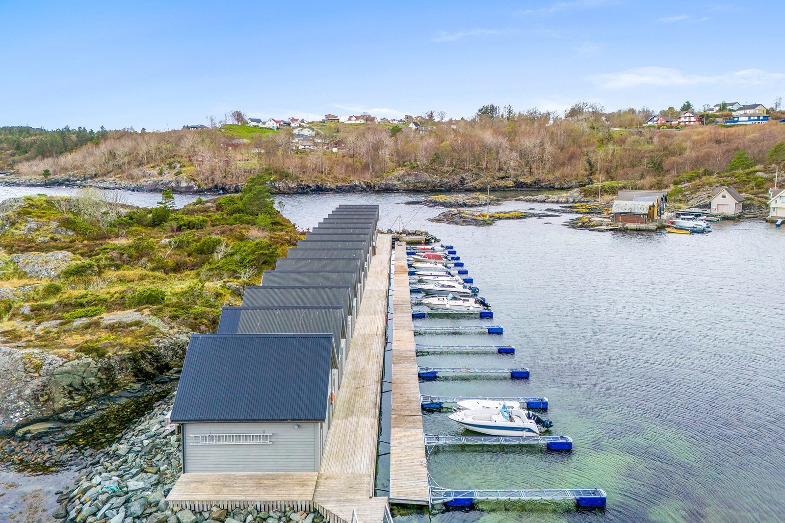 Naust over 2 etasjer i en naustrekke med totalt 15 enheter. Galleribilde