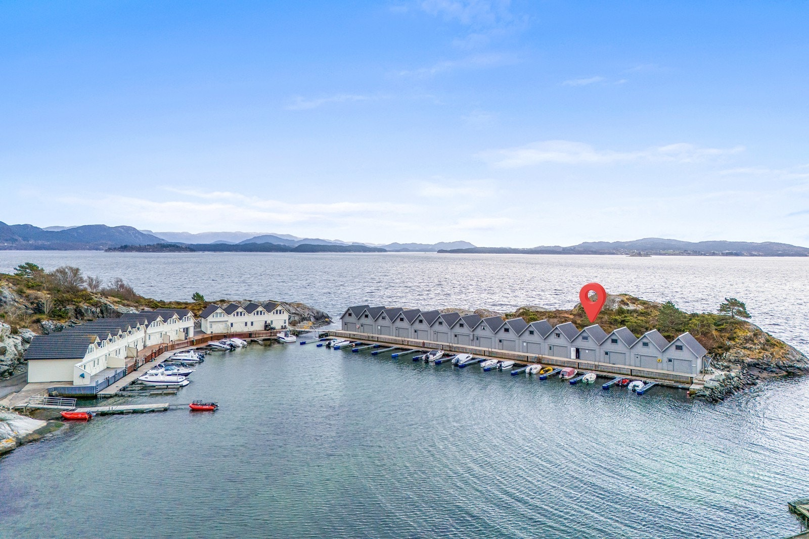 Nausterekken ligger fint til på en liten øy med bro over fra vågen. Galleribilde