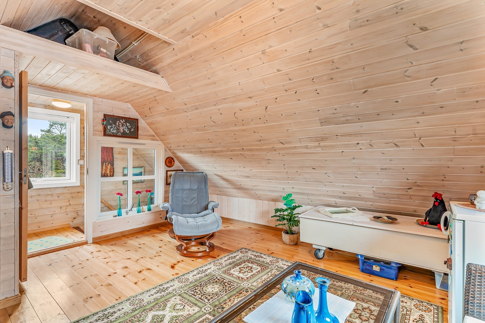 Romslig loft med innlagt strøm. Her er det flere muligheter for lagring. Galleribilde