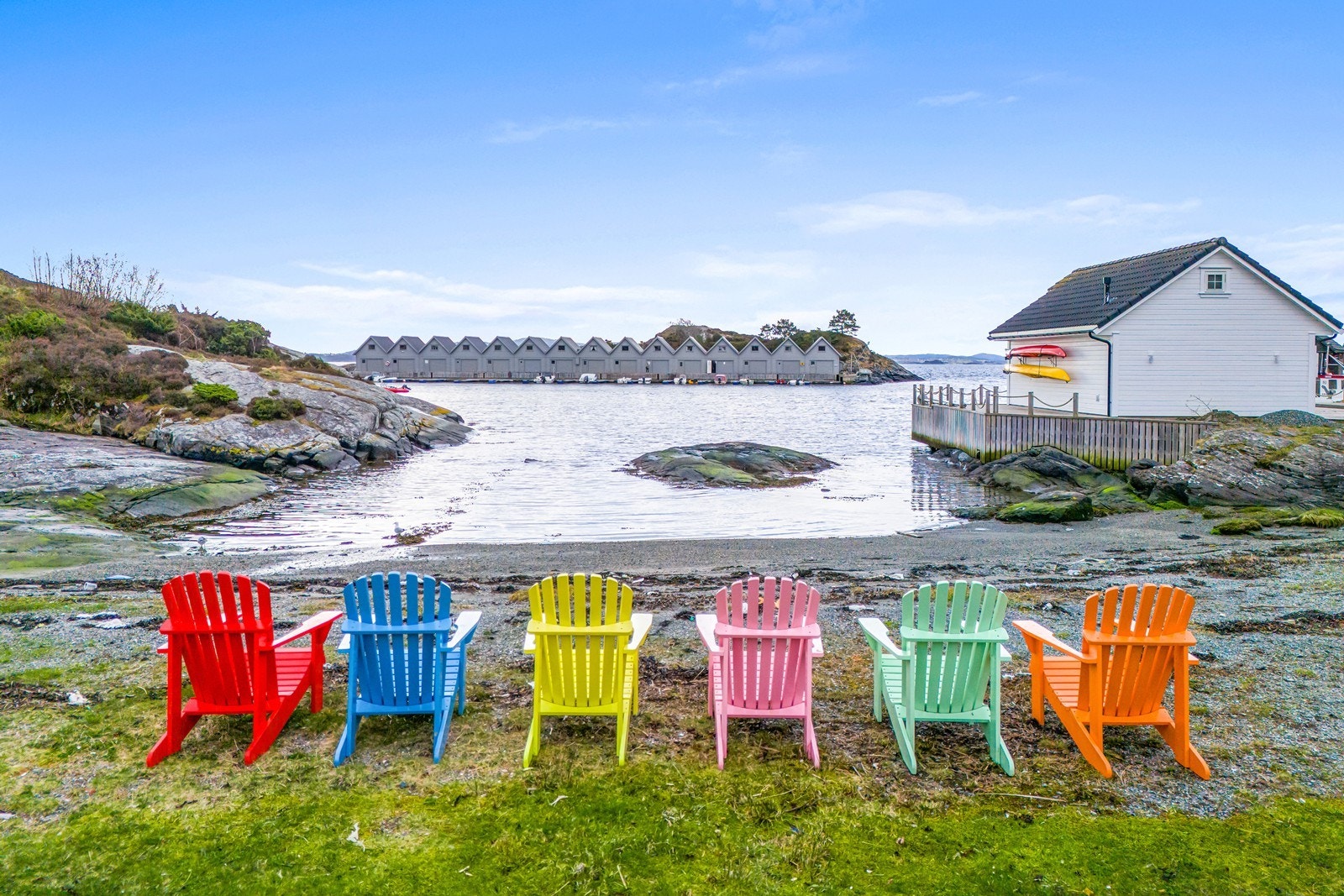 Grunnavågen like ved naustet har en flott og idyllisk badestrand. Galleribilde