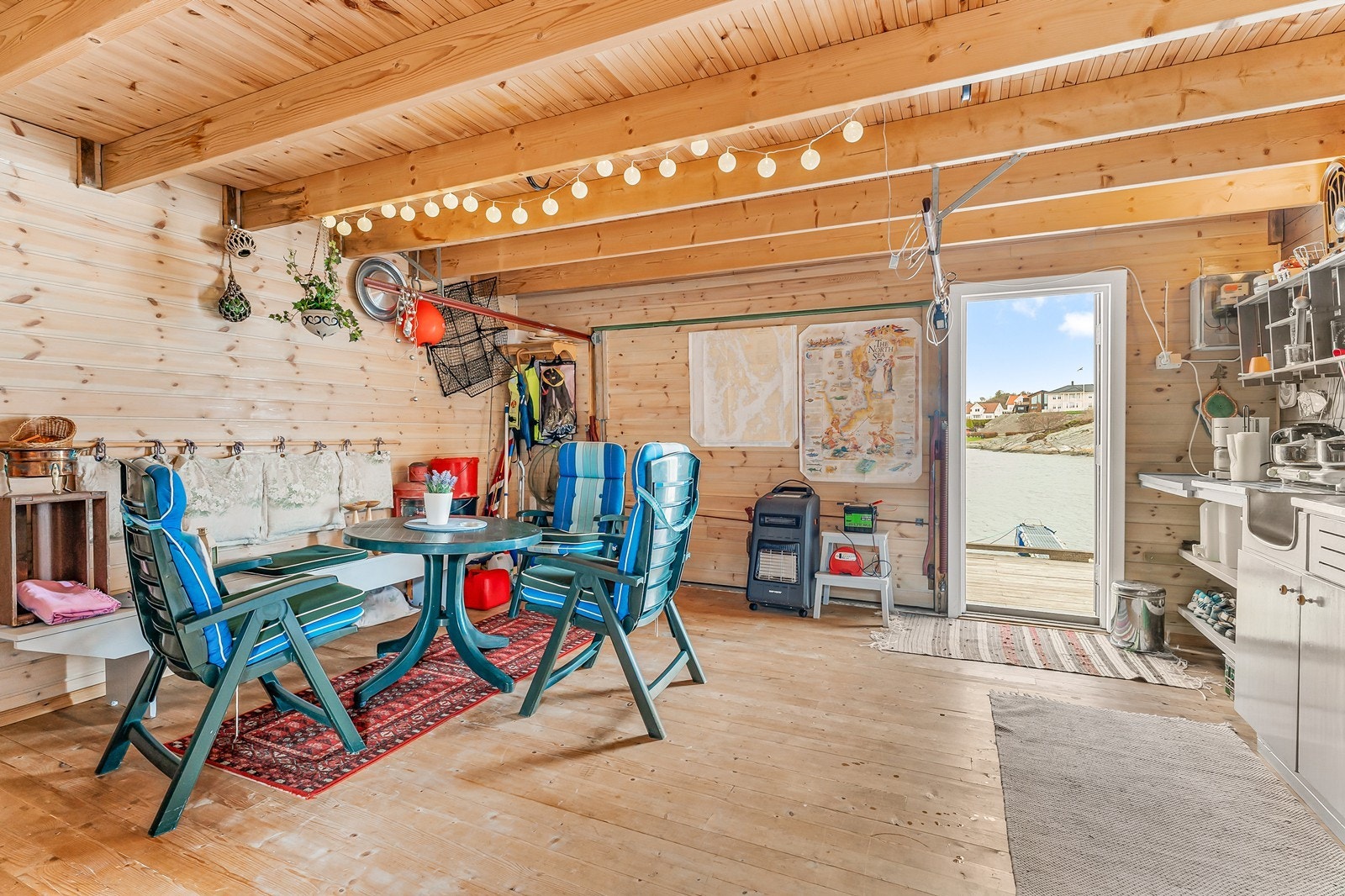 Innvendig er naustet innredet med liggende trekledning og tregulv. Galleribilde