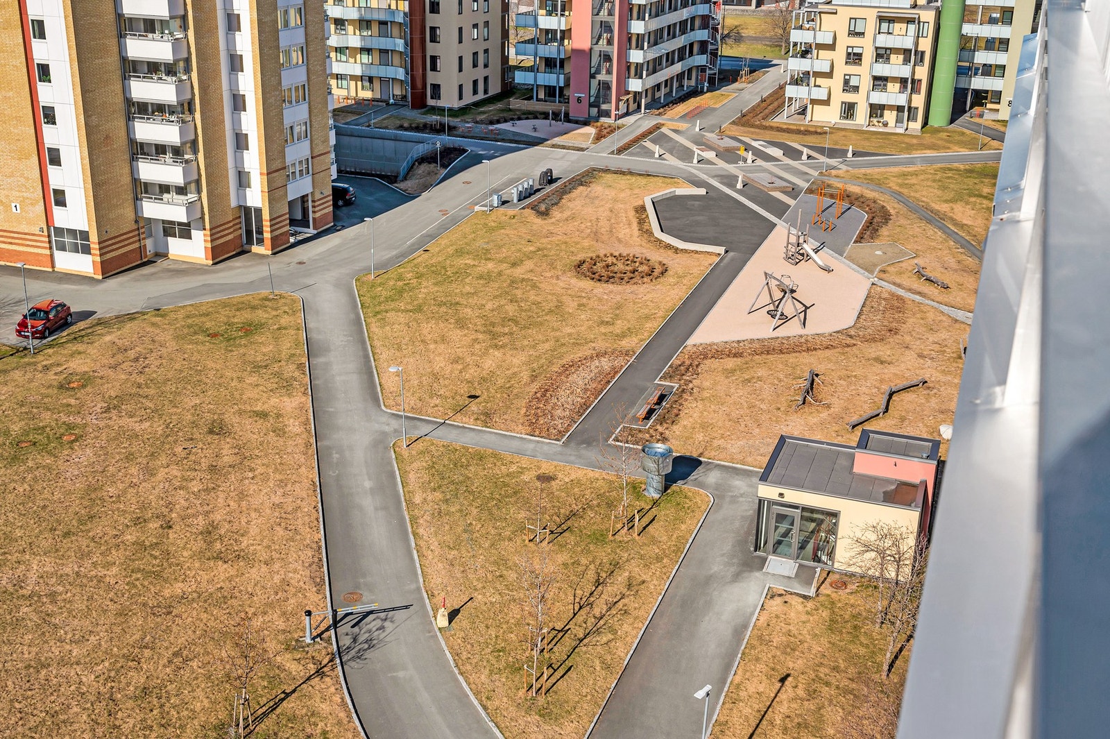Boligen har utvendig parkering samt en fast plass i p-kjeller. Galleribilde