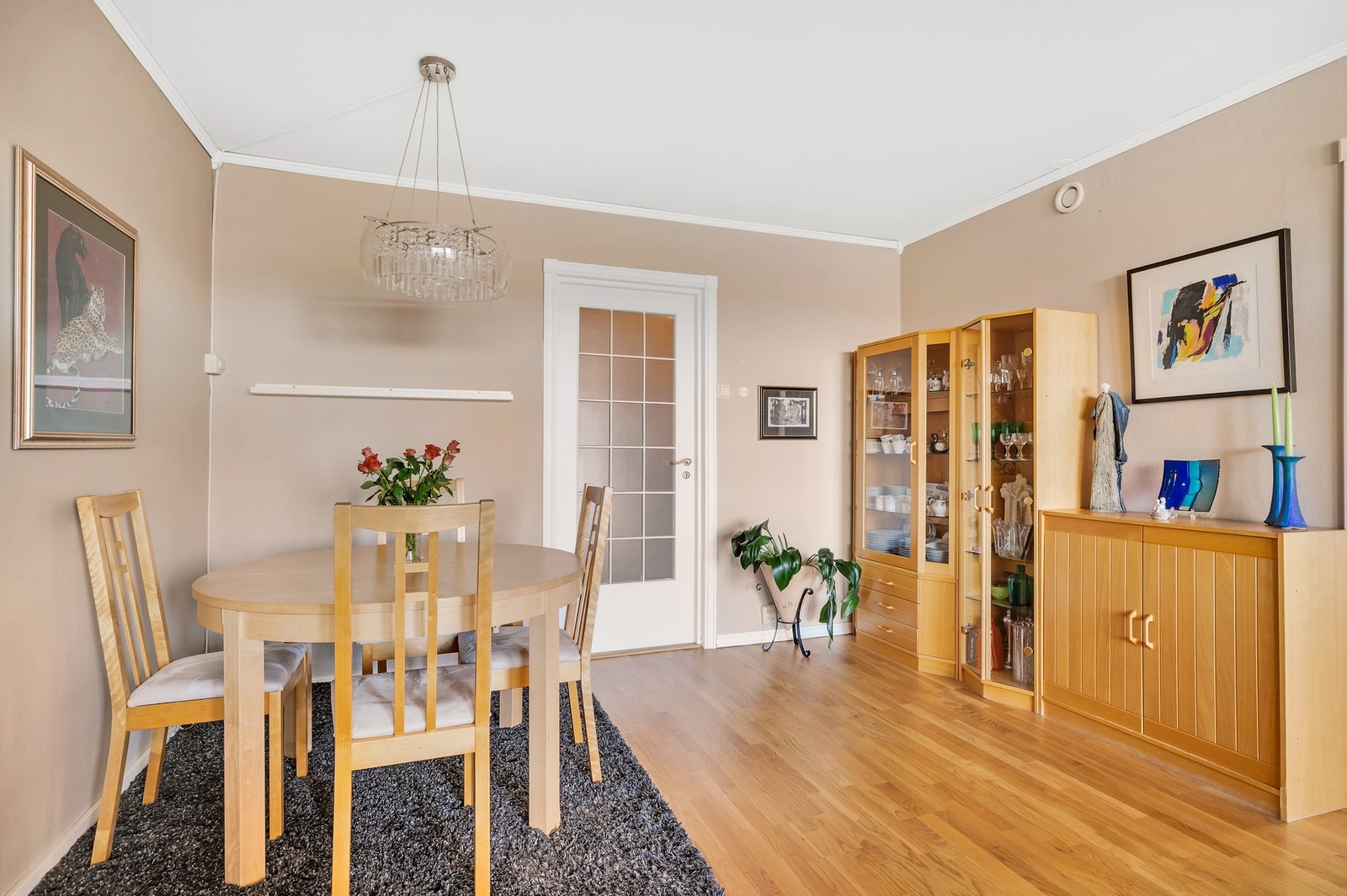 God plass til spisegruppe. Galleribilde