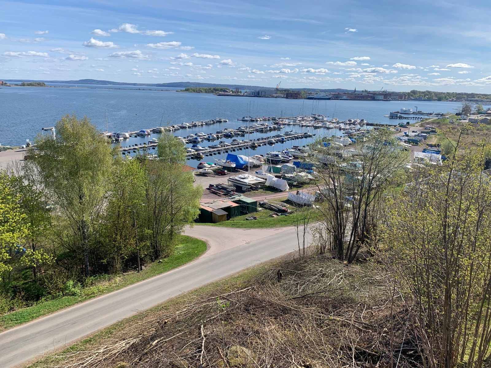 Utsikt. Bildet er tatt fra eiendommen på oppsiden av tomten. Galleribilde