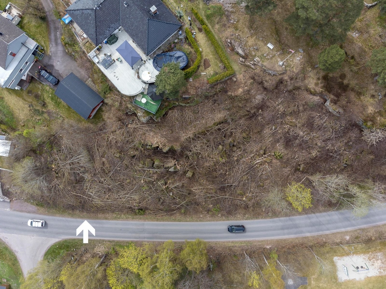 Oversiktsbilde/dronebilde over tomten. Naturtomt som hovedsakelig består av fjell, steiner og naturlig vegetasjon. Galleribilde
