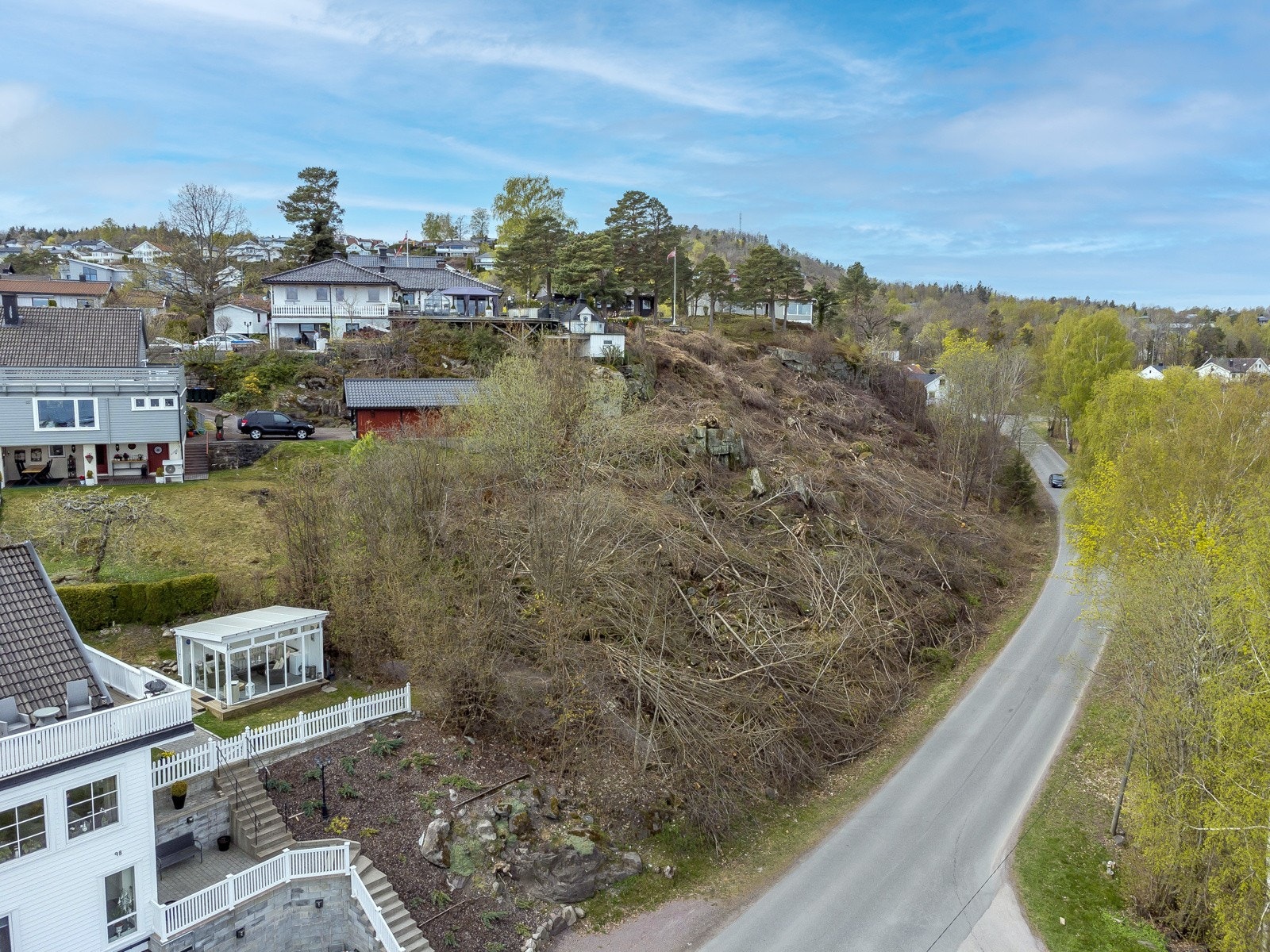 Tomten ligger i Lilaas skolekrets, og både Lilaas skole og Orerønningen ungdomsskole ligger i nærområdet. Galleribilde