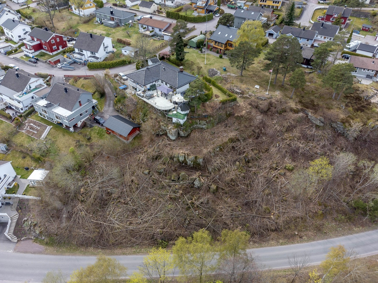 Stor, skrånet og ubebygd selveiertomt på ca. 915,5 kvm. med attraktiv beliggenhet rett ved Solviken båthavn. Dronebilde. Tomten ligger til venstre i bildet. Galleribilde