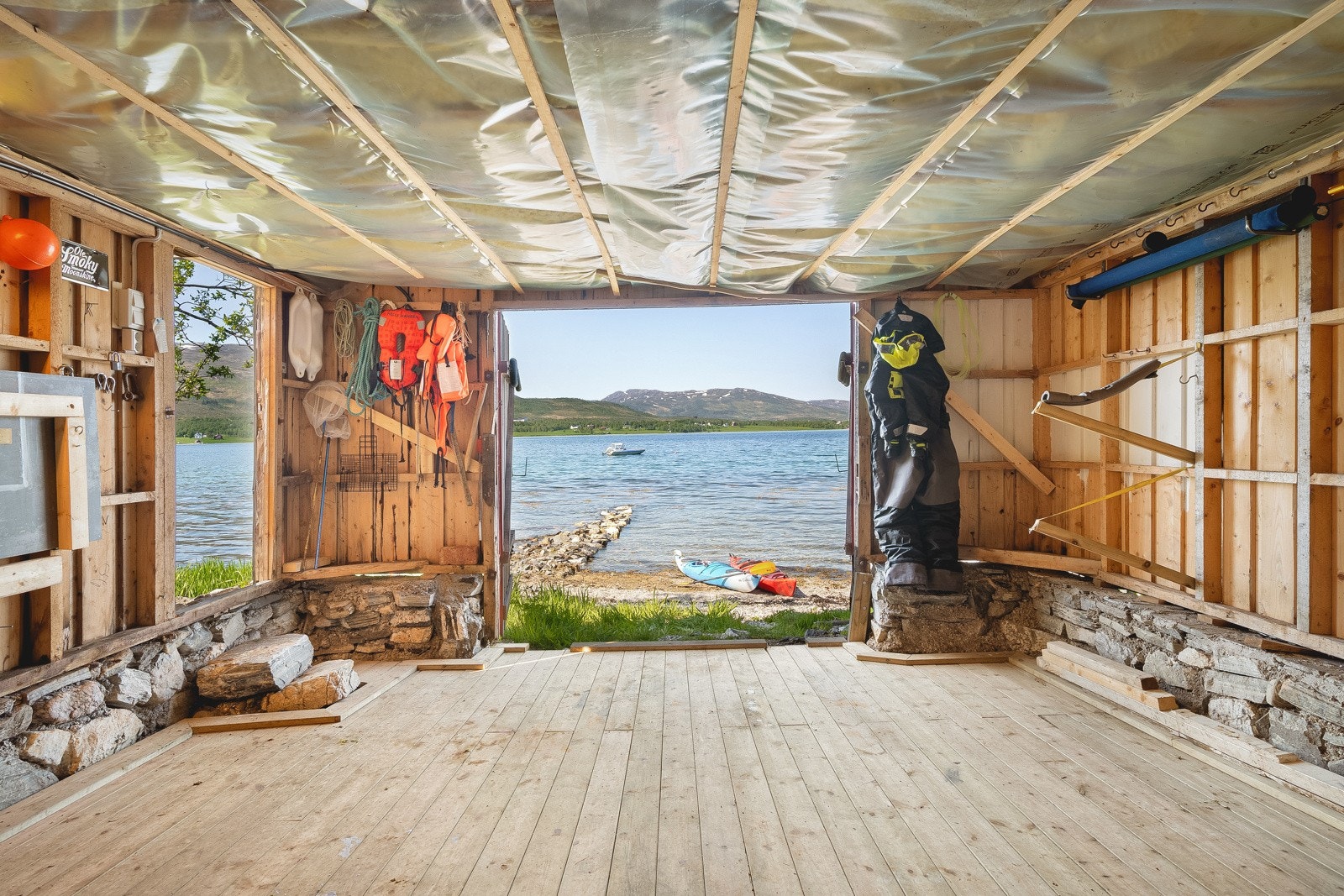 Det er opplegg for vinsj, for elektrisk opptrekk av båt. Det er plass til 16" båt. Galleribilde