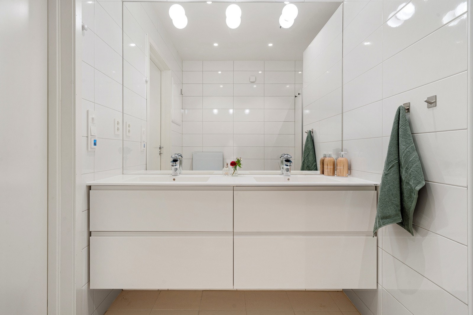 Baderommet er komplett flislagt med gulvvarme. Innredet med lys badromsinnredning med dobbel servant. Galleribilde