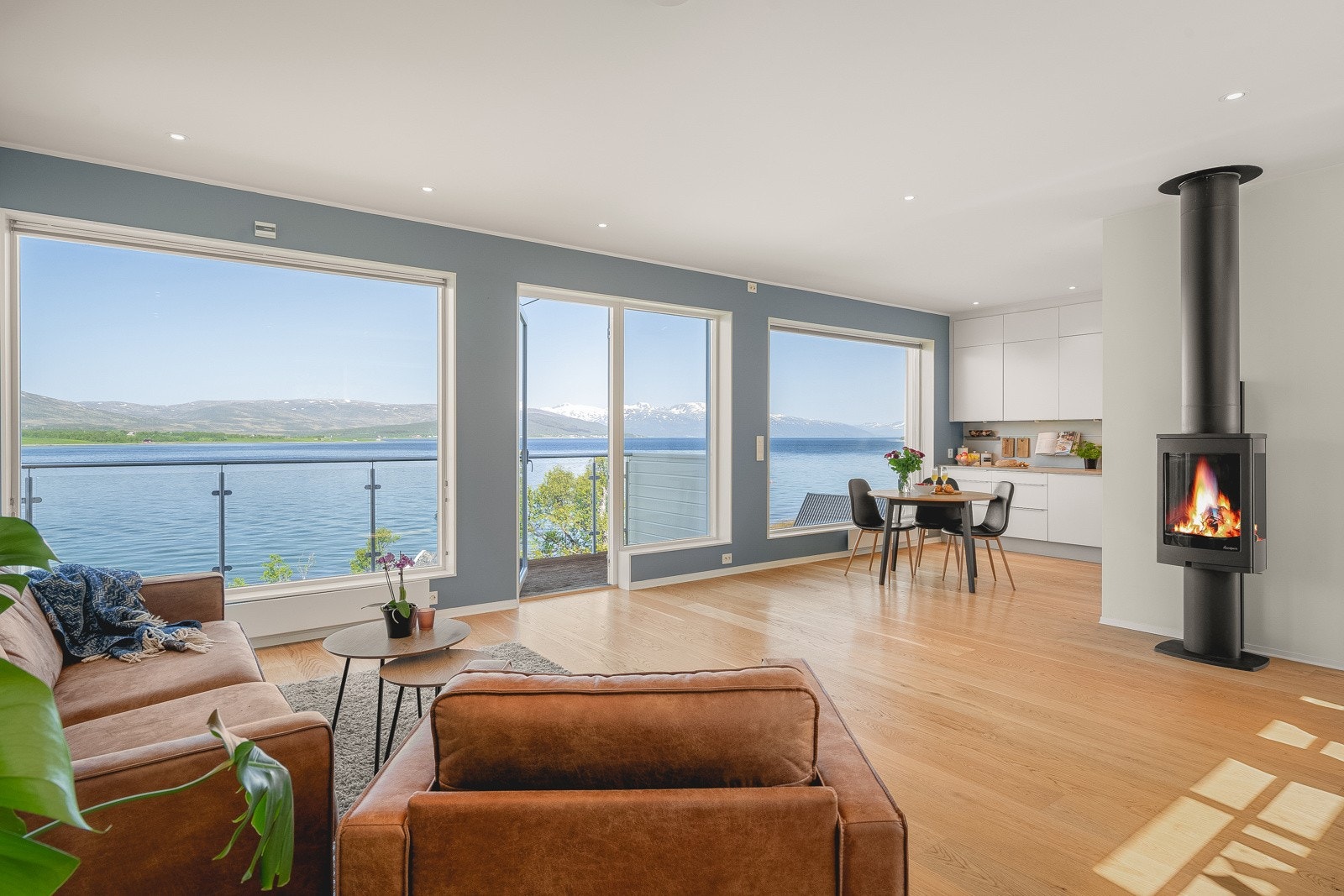 Stor og fin stue med generøs takhøyde og vinduer fra gulv til tak som slipper inn rikelige mengder med naturlig lys! Galleribilde