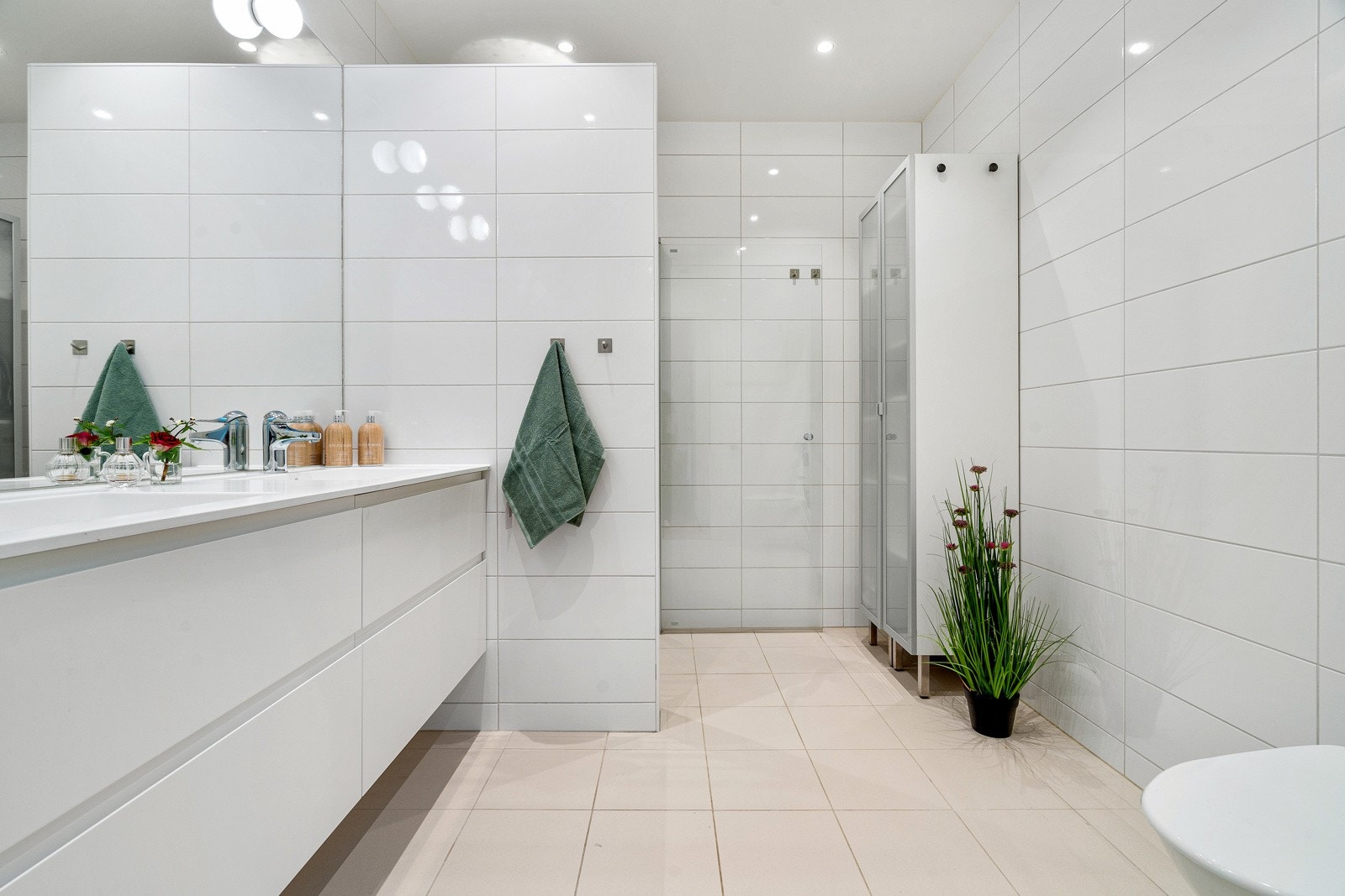 Videre er badet innredet med toalett og dusjhjørne. Galleribilde