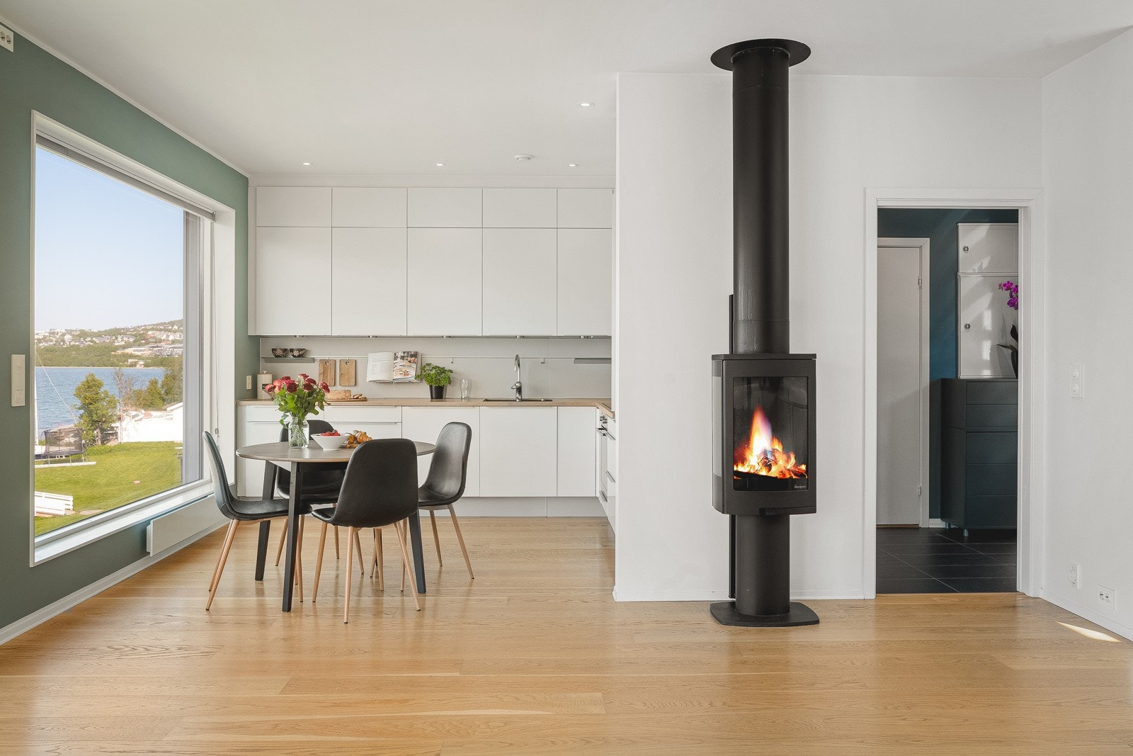 Stuen er i åpen løsning mot kjøkken. Galleribilde