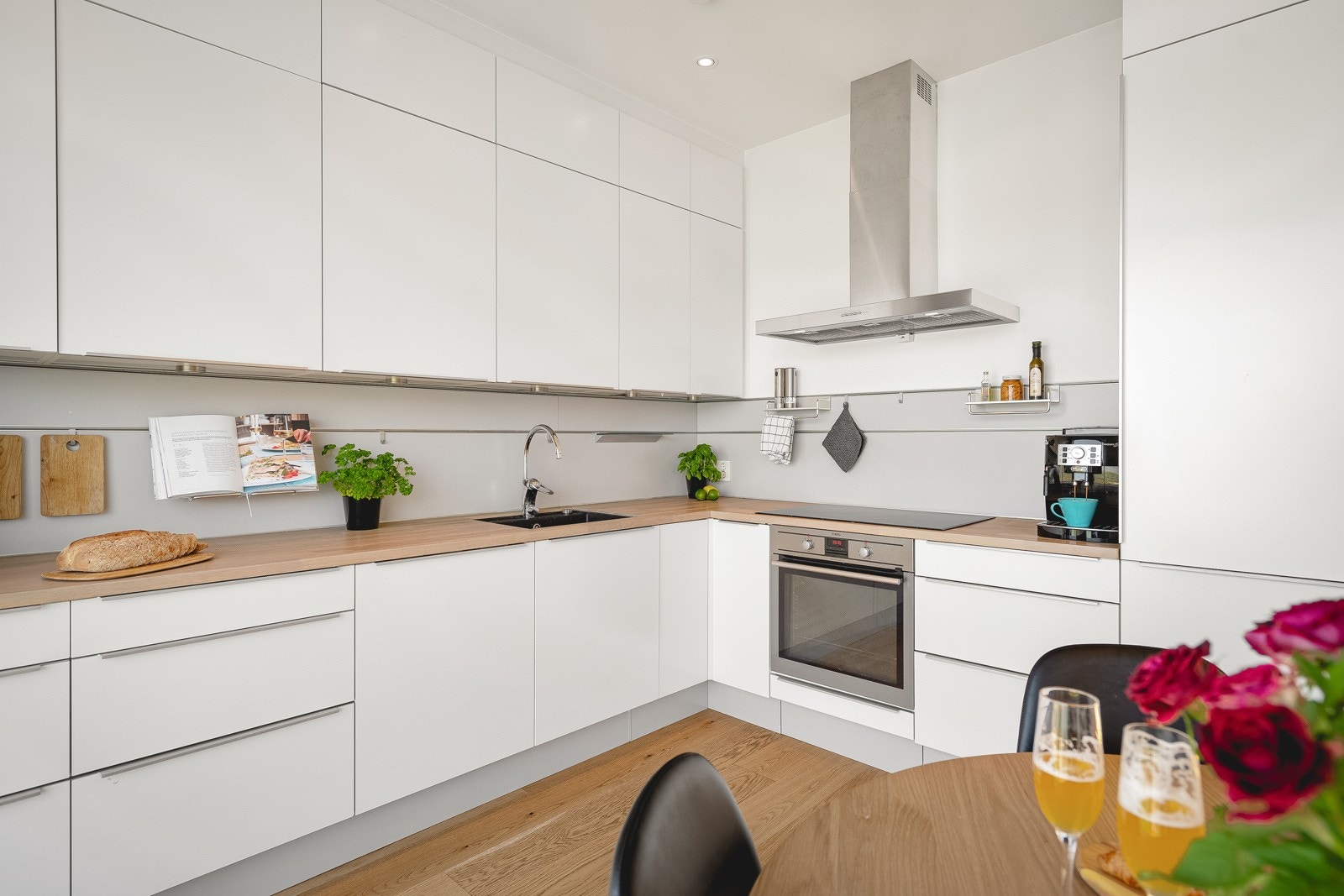 Lekkert kjøkken med god skap- og benkeplass, samt integrerte hvitevarer. Galleribilde