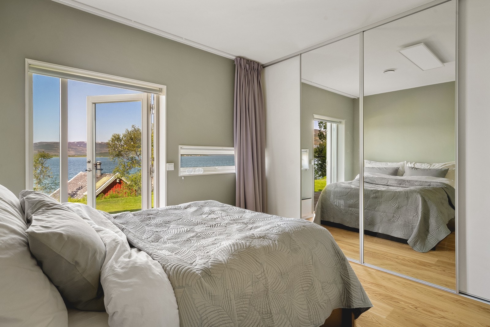 Hovedsoverommet - Her er det godt med oppbevaringsplass i skyvedørsgarderobe Galleribilde