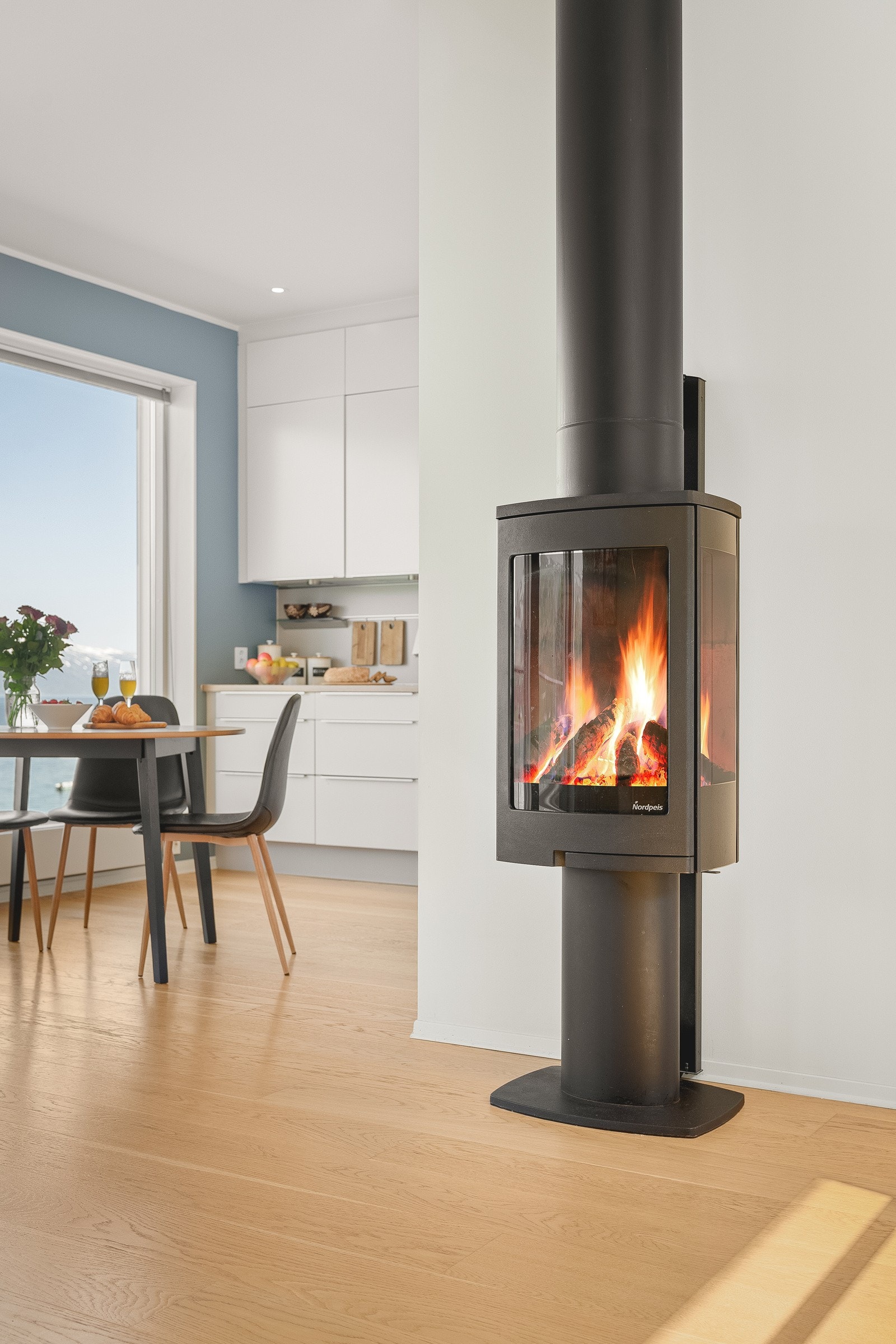 Vedovn skaper en god atmosfære i rommet. Galleribilde