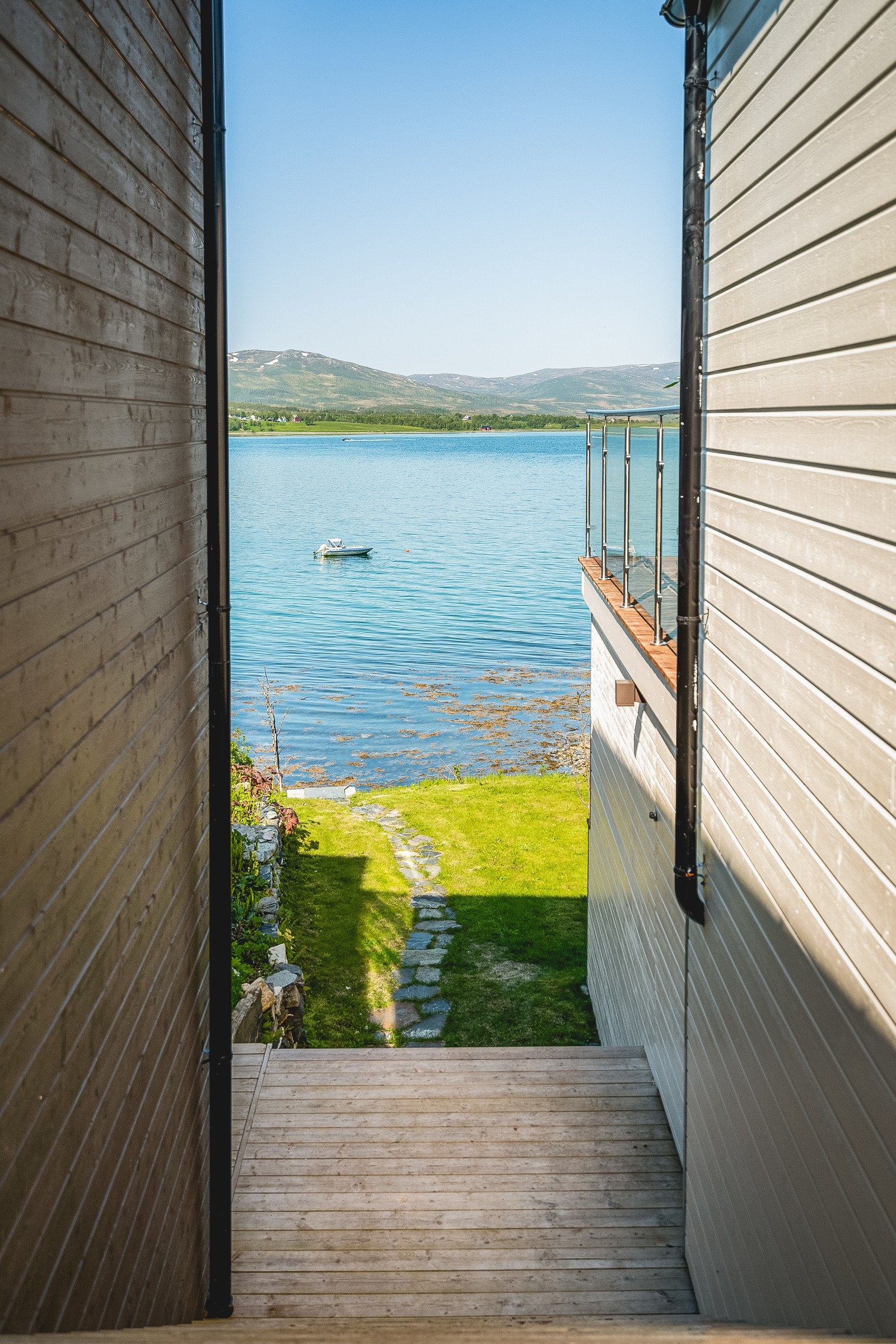 Til høyre er det en stor bod med adgang fra trapp mellom boliger. Galleribilde