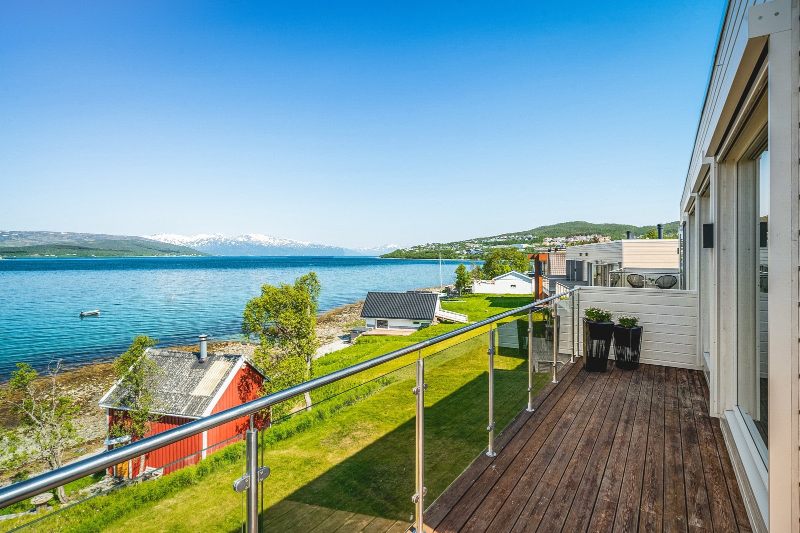 Fra stuen er det utgang til en romslig og solrik veranda. Galleribilde