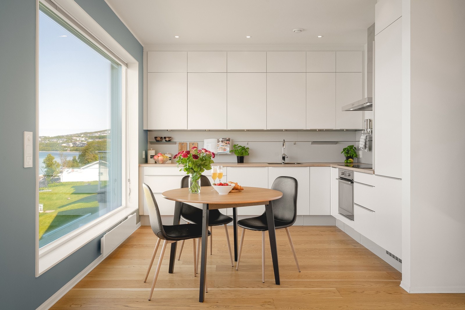 Spiseplassen finner sin plass på kjøkkenet. Galleribilde