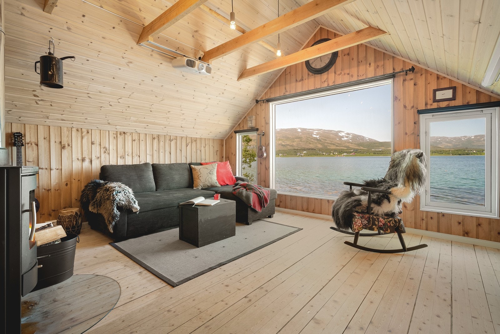 Loftet i naustet er delvis inredet og benyttes i dag til leke og moro Galleribilde