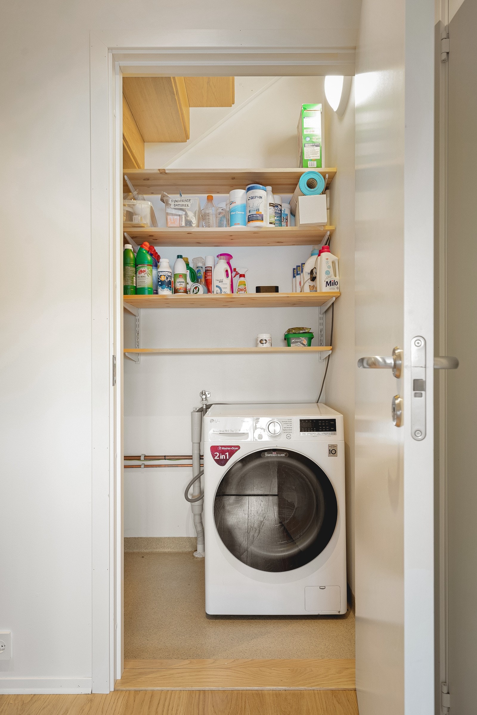 Det er også et eget vaskerom under trappa. Galleribilde