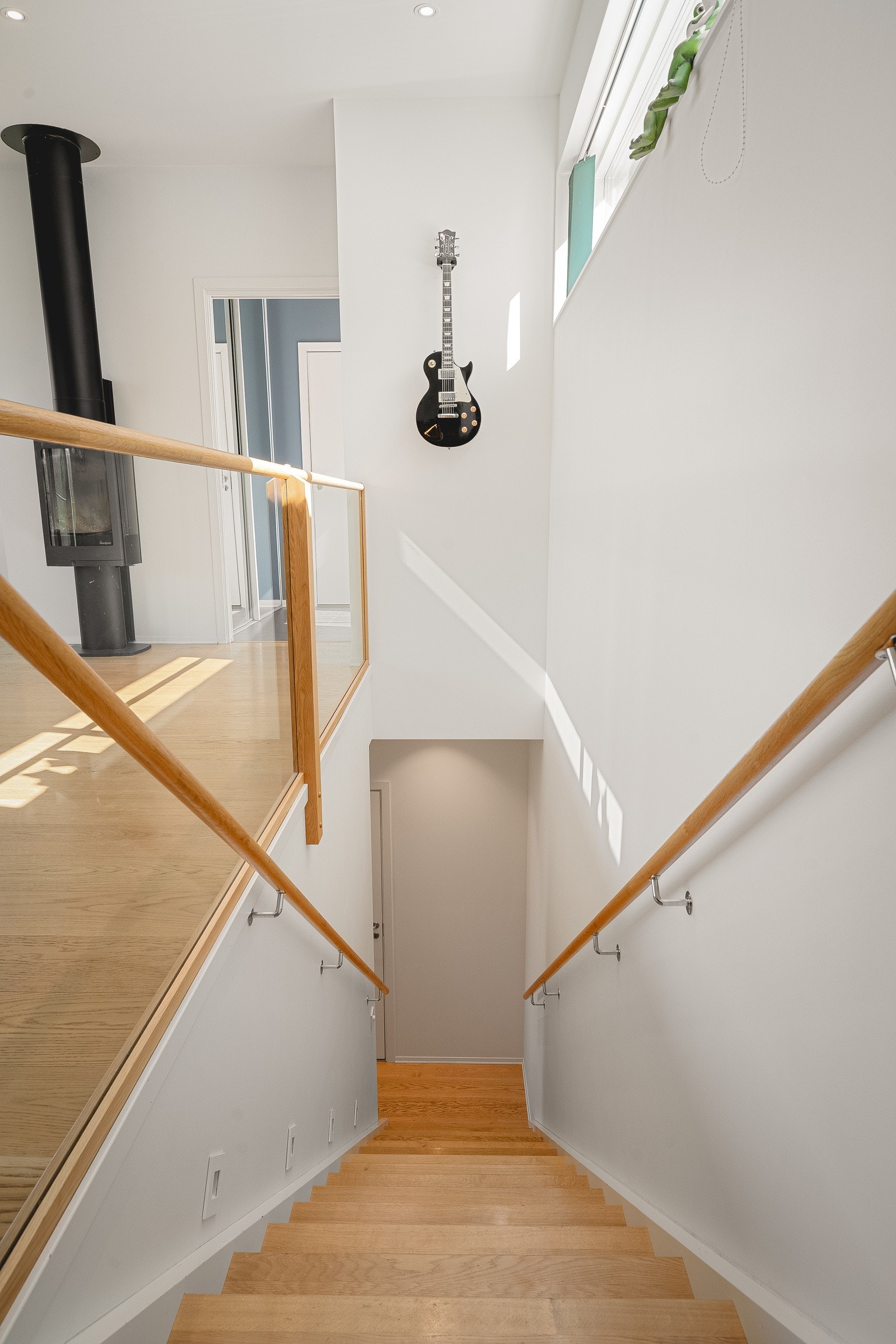 Fra stuen er det trapp ned til underetasjen - her finner du soverom og bad. Galleribilde