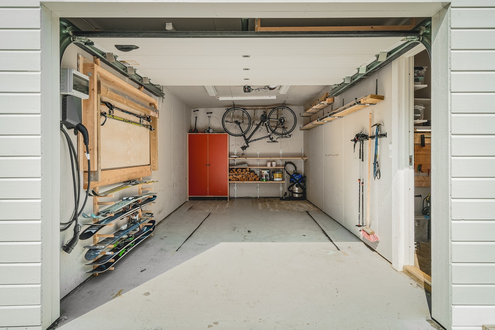 Flott garasje med oppbevaringsplass og montert elbil-lader. Galleribilde