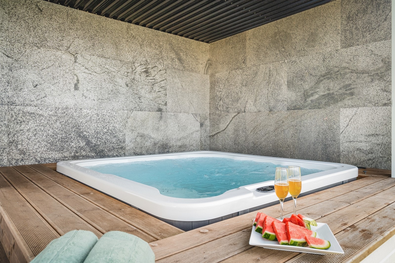 På terrassen er det et stort boblebad! Galleribilde