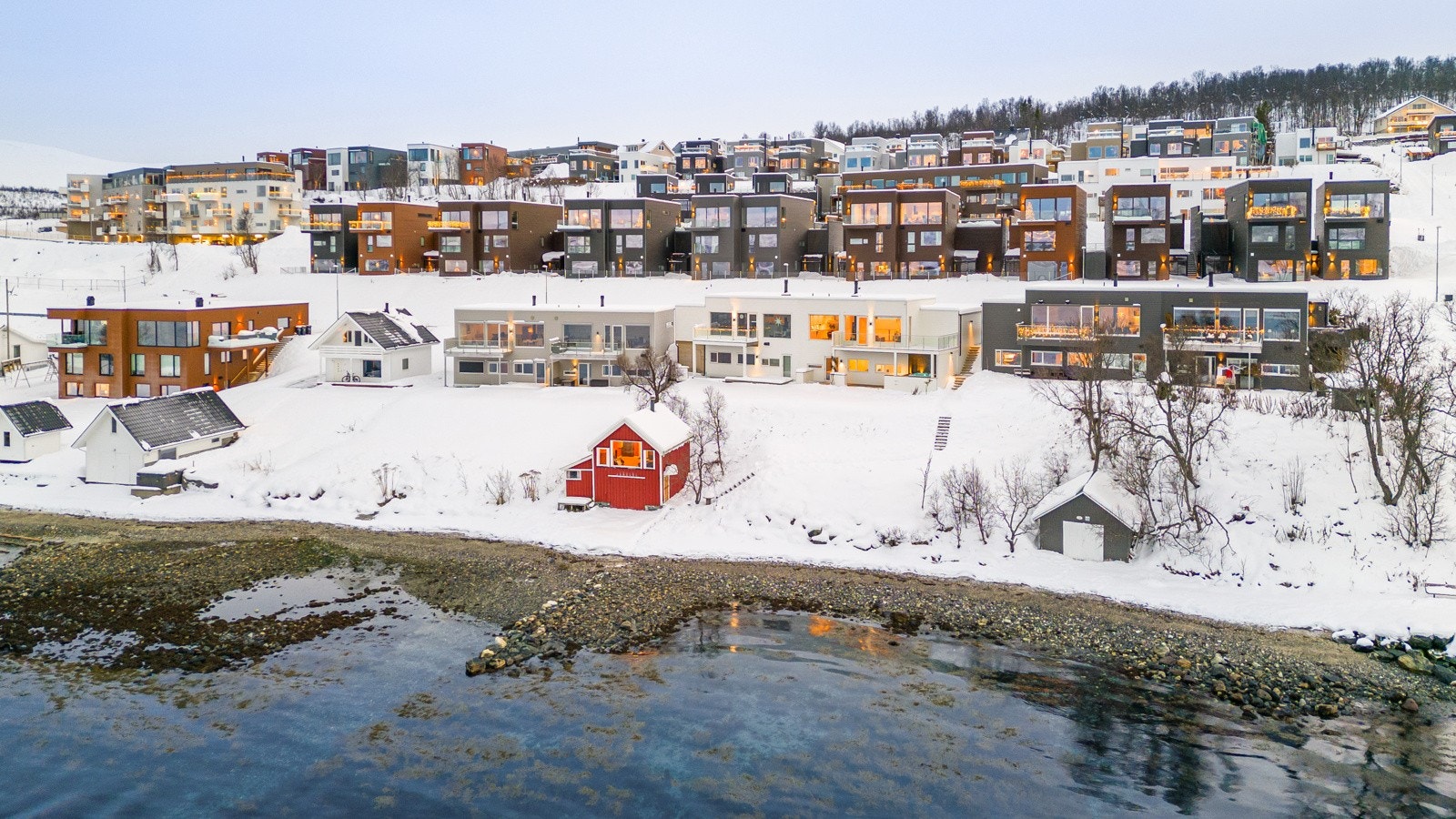 Velkommen til Hamneneset 82A - Presentert av SNE Eiendomsmegling ved Ivar J. Nerdal! Galleribilde
