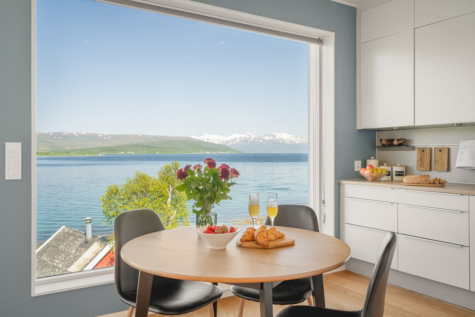 Hva med å drikke morgenkaffen til denne utsikten? Galleribilde