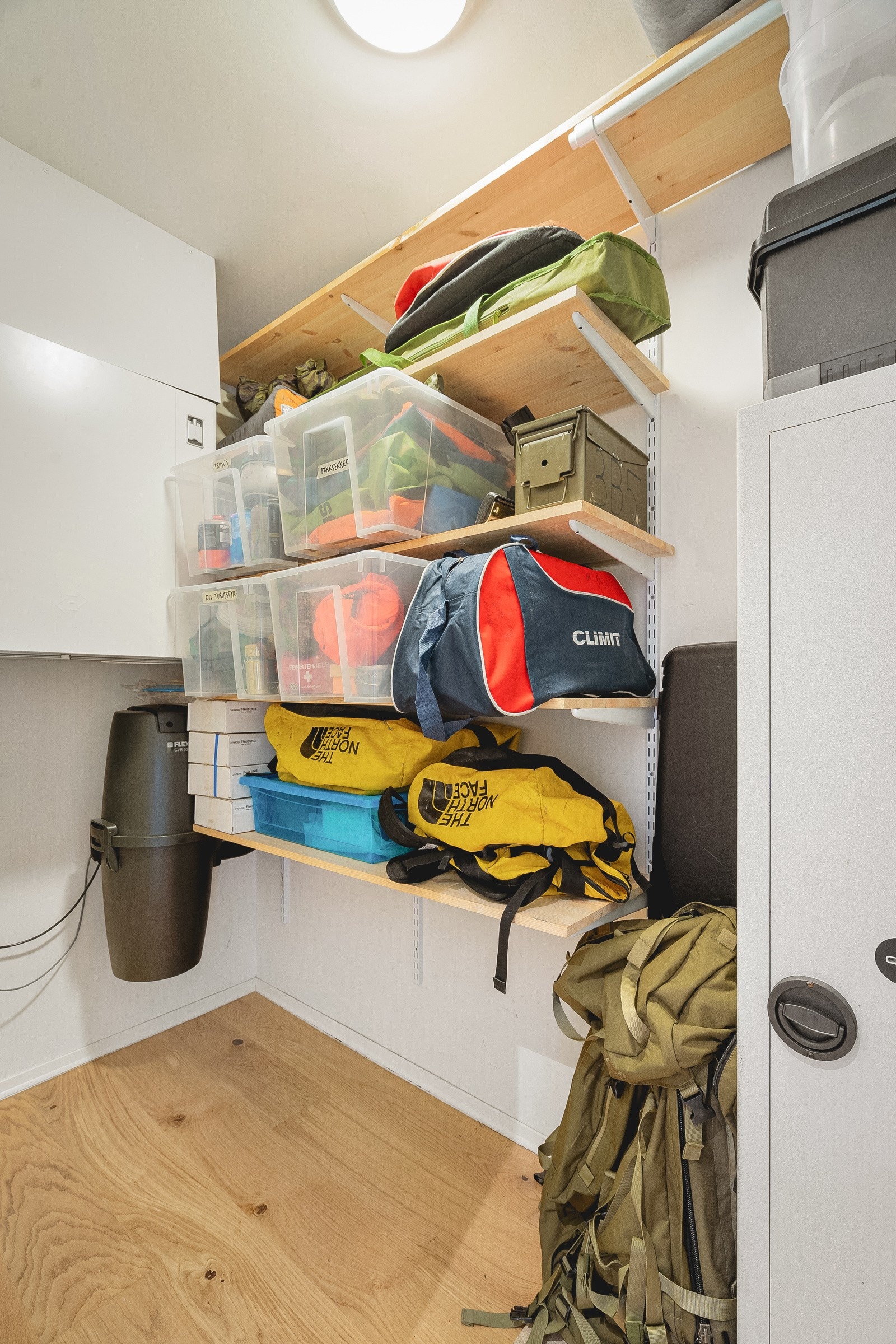 Rikelig med lagringsplass i boligens boder. Det er montert sentralstøvsuger i boden. Galleribilde