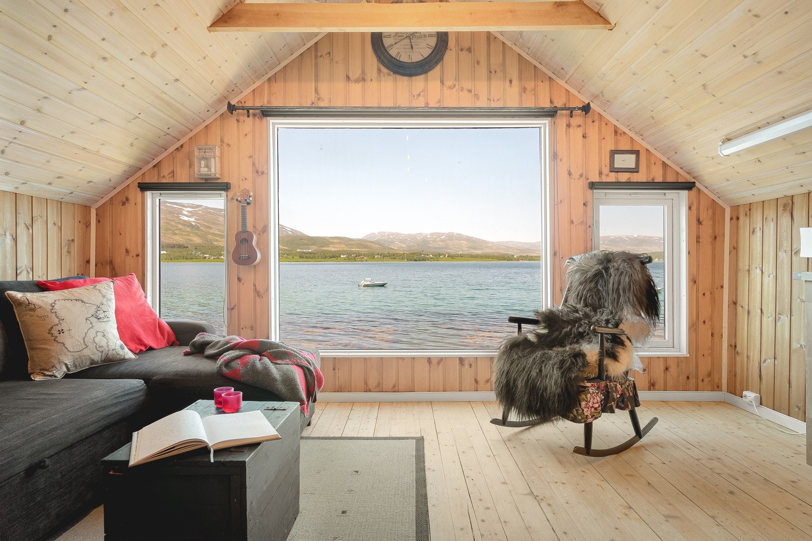 Trivelig rom for lek og moro, samt rikelig plass for å lagre ting og tang. Arealet på hems/loft er ikke er byggesøkt kommunen og ikke godkjent for beboelse Galleribilde