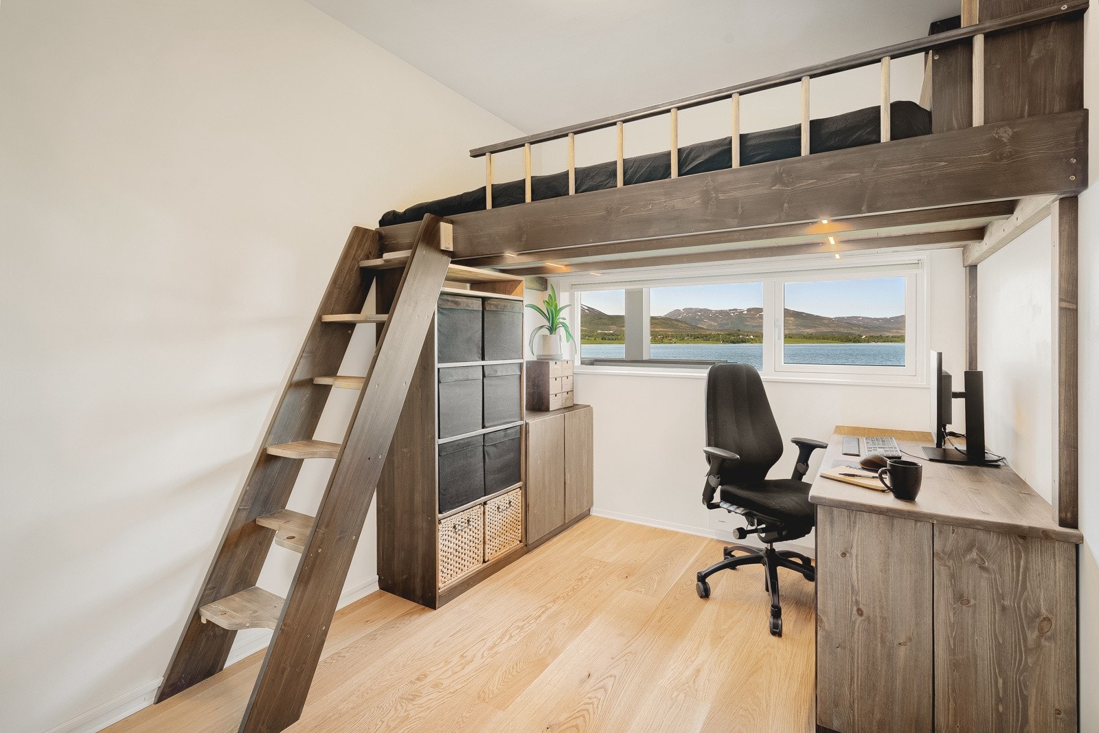 Det tredje soverommet er innredet med soveplass med TV og hjemmekontor med byens beste utsikt! Galleribilde