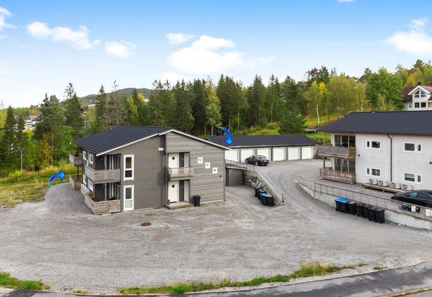 Egen garasje følger med leiligheten (bilde fra 2021). Galleribilde