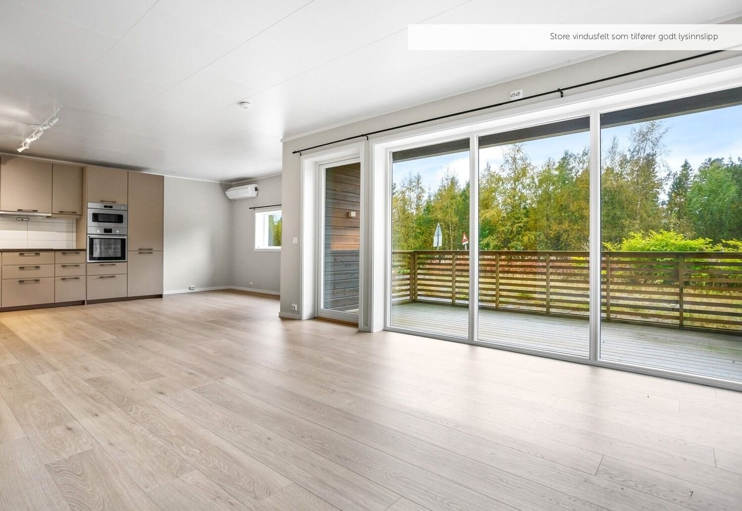 Stue med store vinduer (bilde fra 2021). Galleribilde