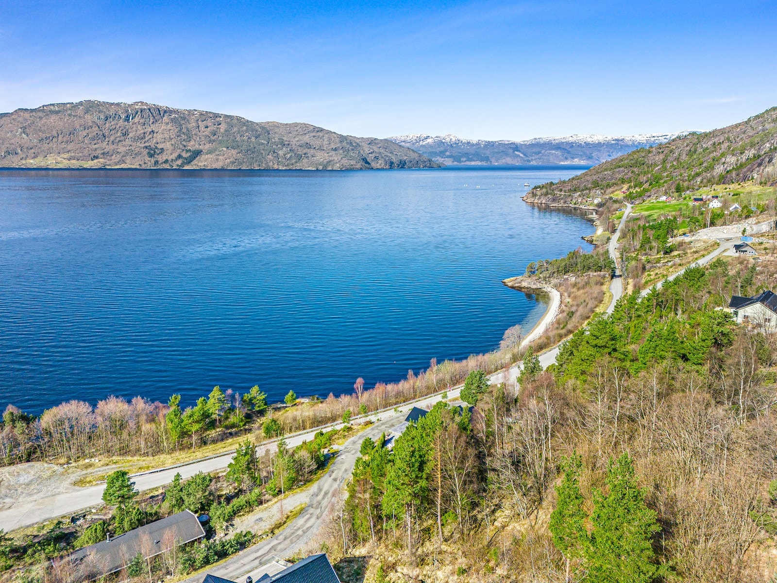 Gode muligheter for bading og fiske langs fjorden Galleribilde