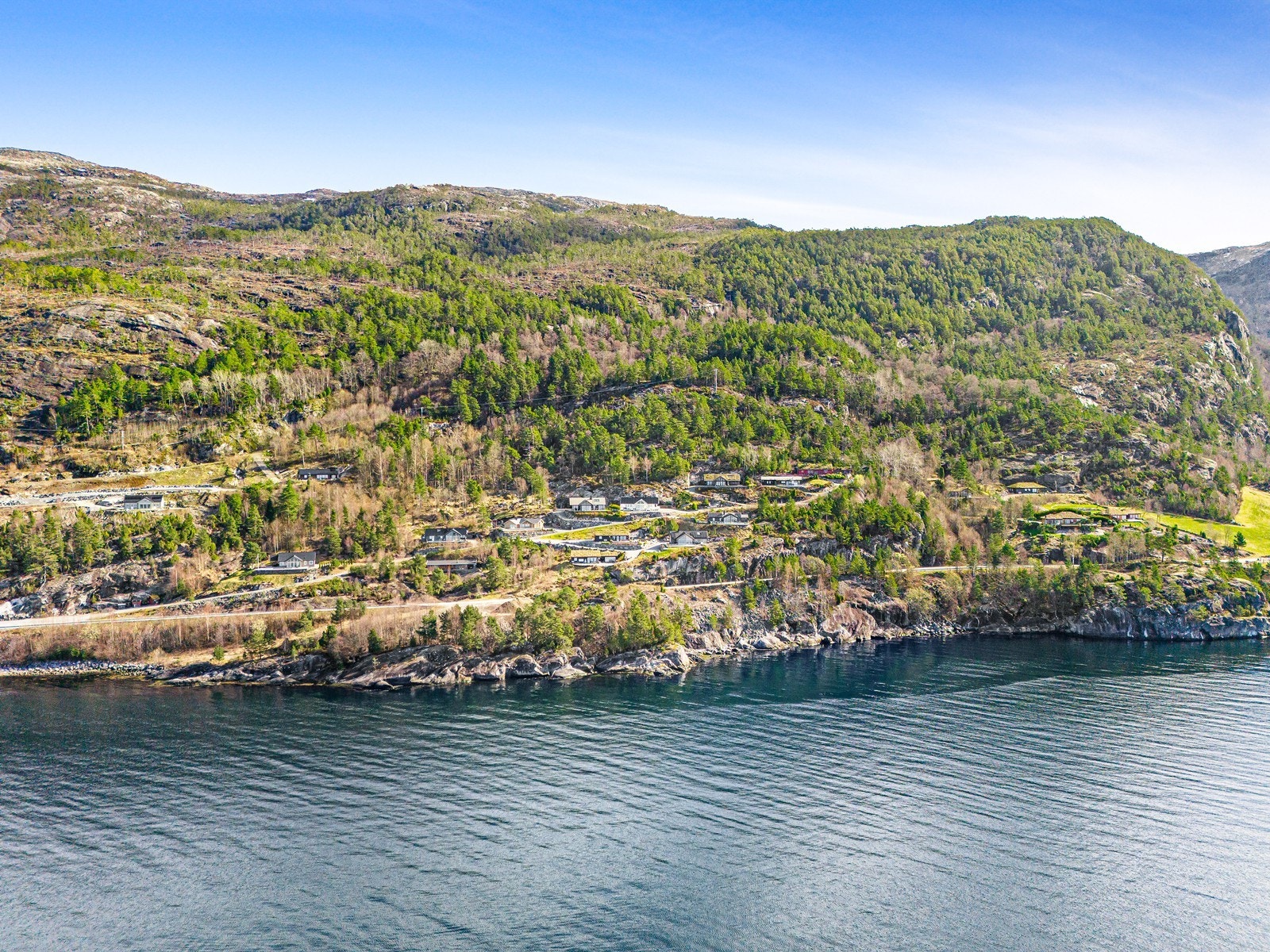 Eiendommen ligger flott til i et etablert og attraktivt hyttefelt ved Hardangerfjorden Galleribilde