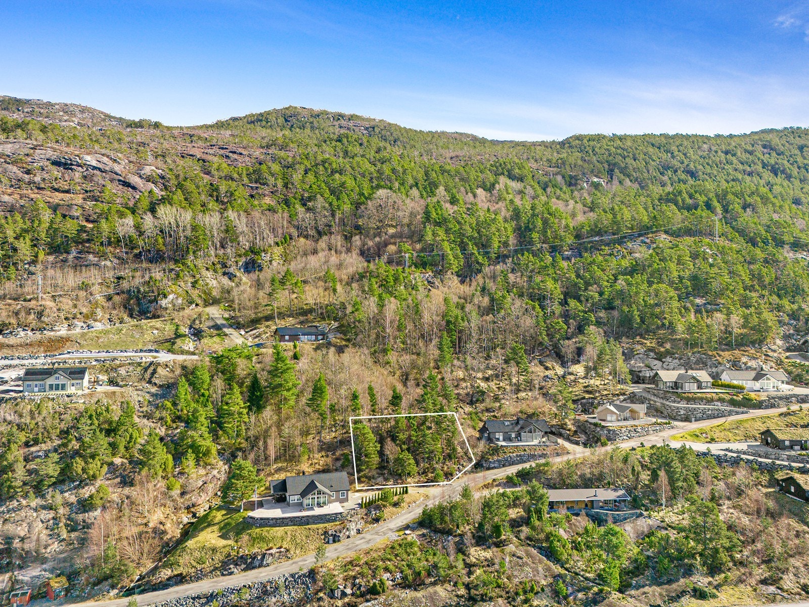 Området rundt tilbyr flere fjell- og turmuligheter året rundt Galleribilde