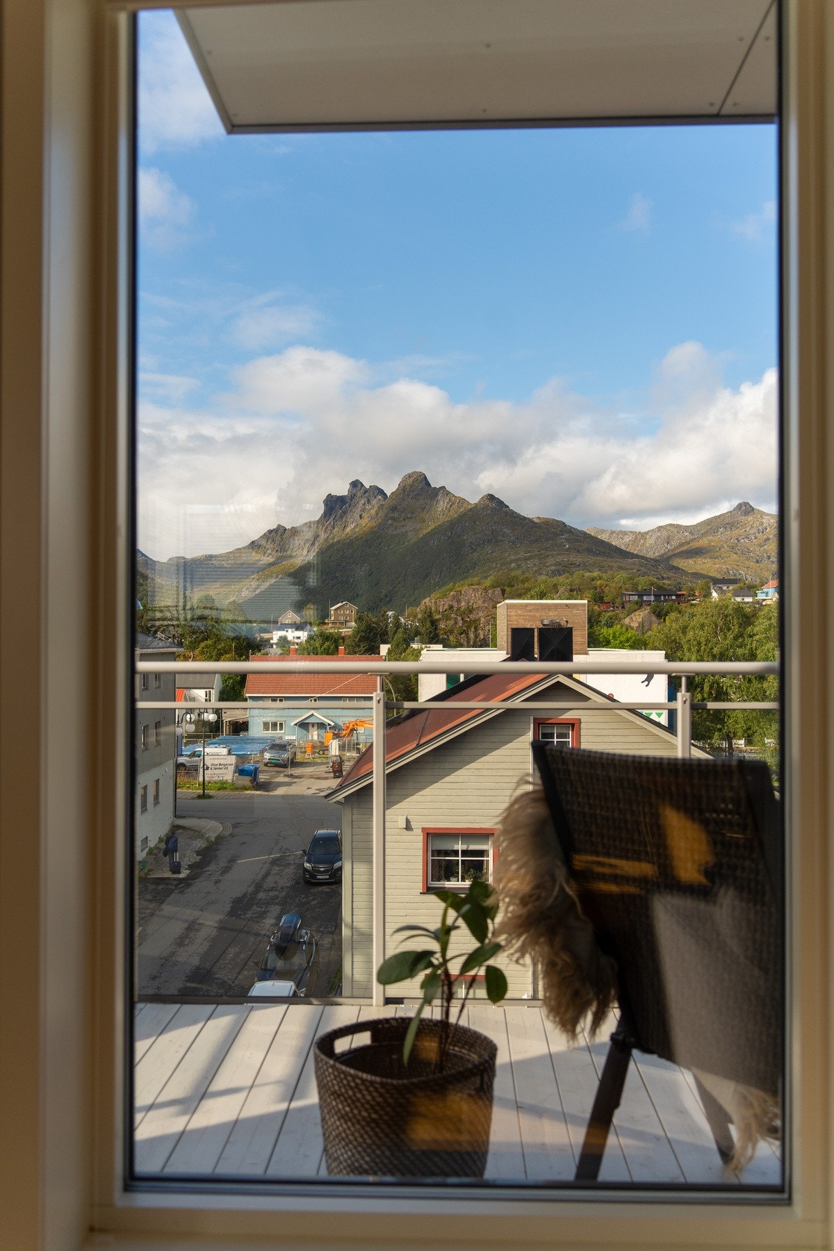 På høysommeren nyter du sola på balkongen fra ca. kl. 14.00 til sola går ned bak fjellene sent på kvelden. Galleribilde