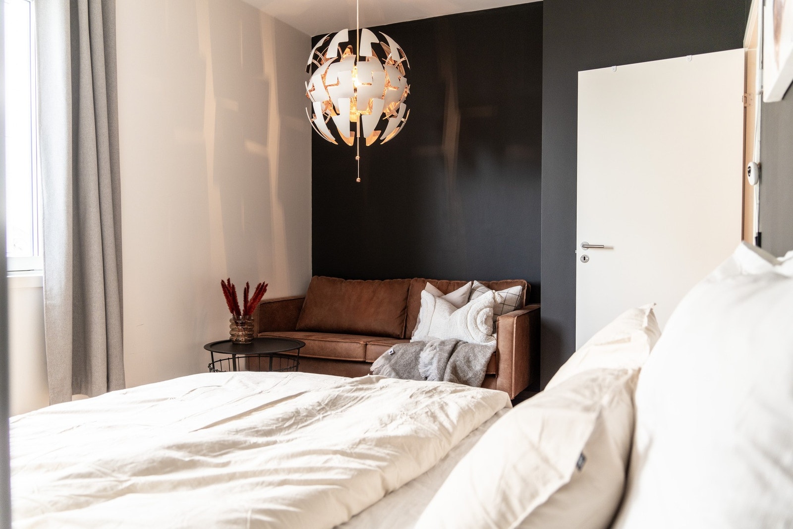 Svale farger. Behagelige tekstiler. Galleribilde