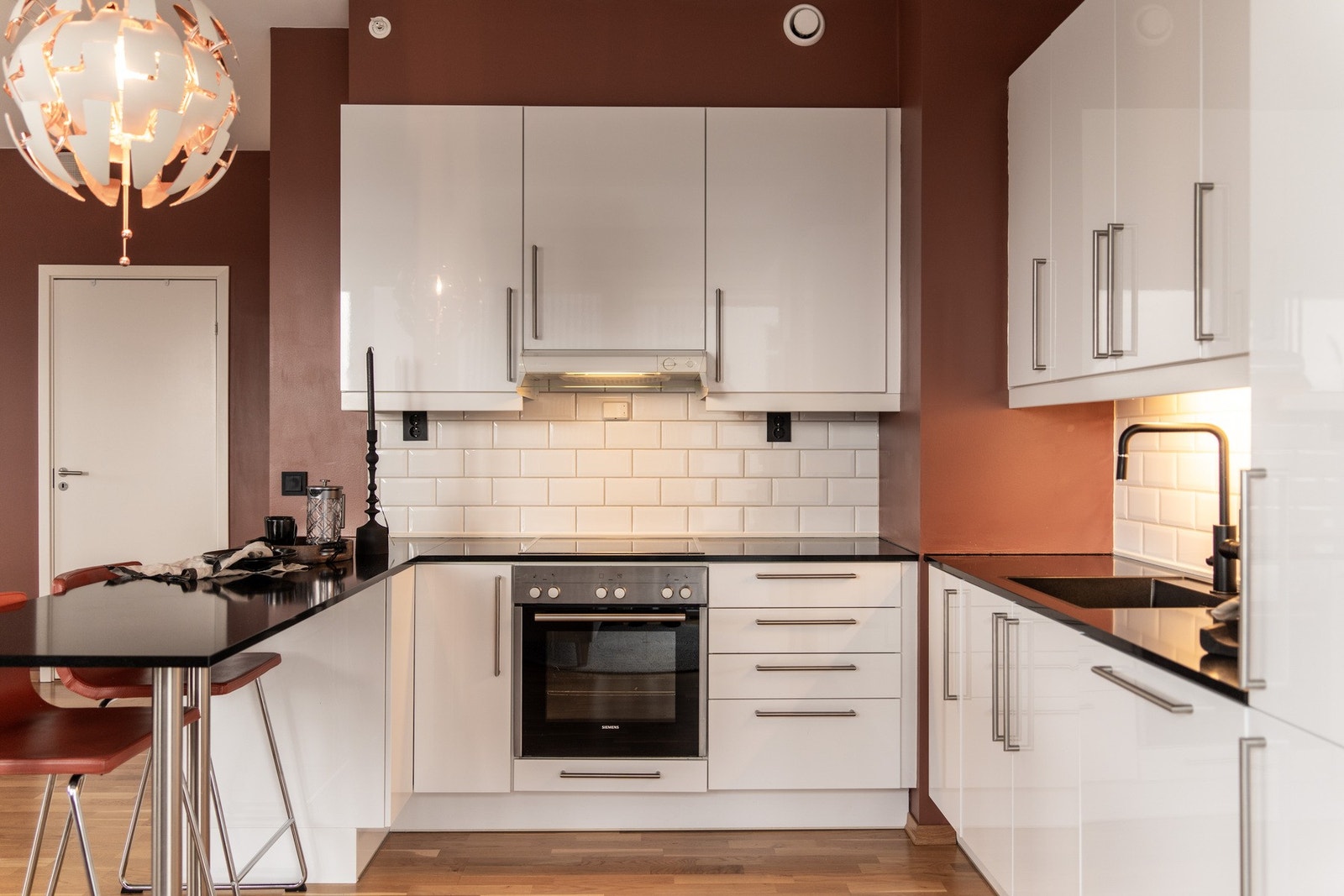 Klassisk kjøkken med integrerte hvitevarer som koketopp, stekeovn, oppvaskmaskin og kombiskap (kjøl/frys). Galleribilde