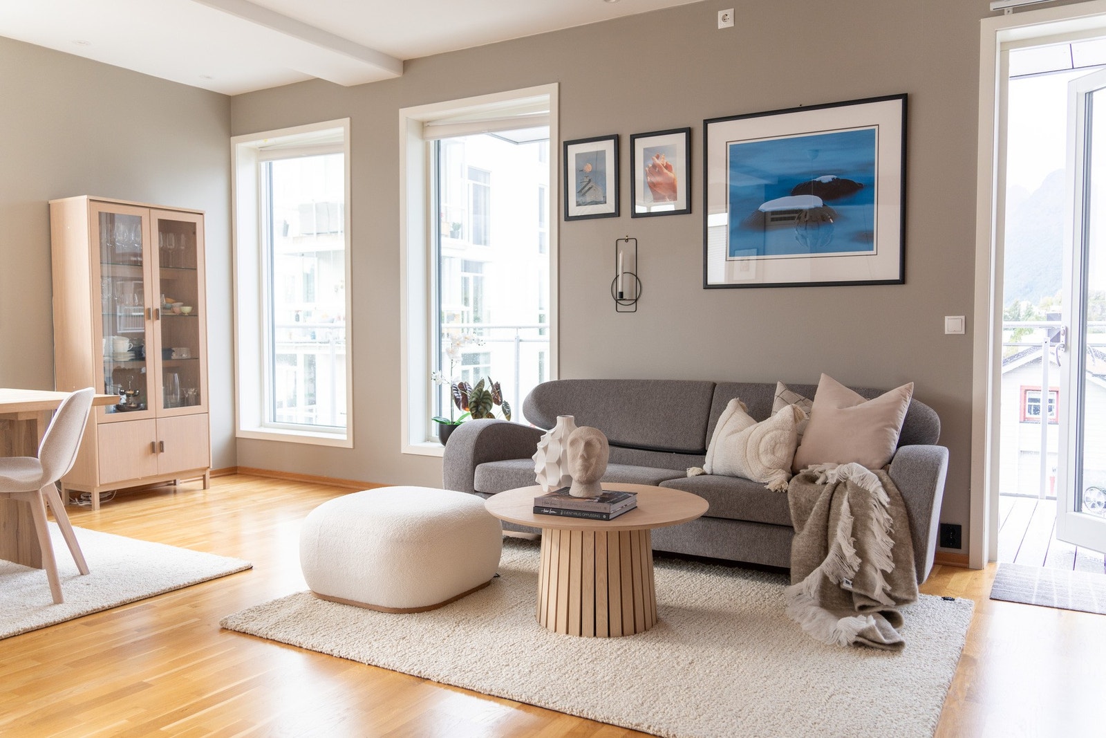 Fra stuen er det utgang til veranda. Galleribilde