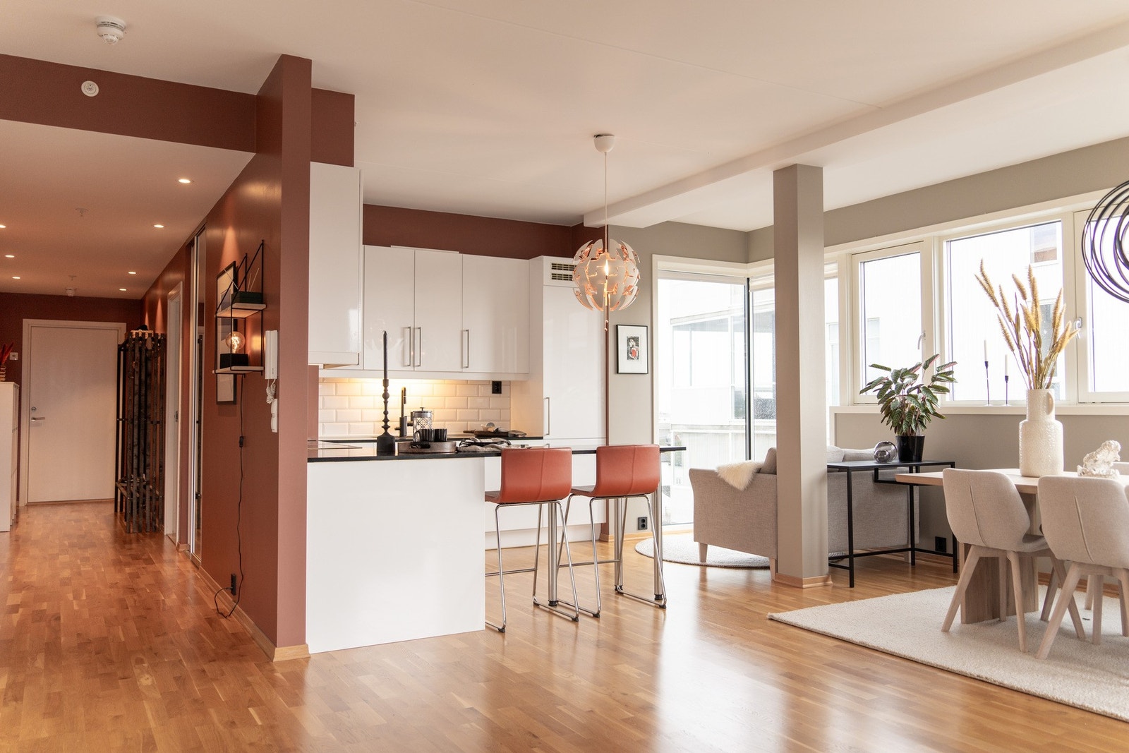 Tiltalende leilighet med parkett på gulv og spotter i himling. Galleribilde