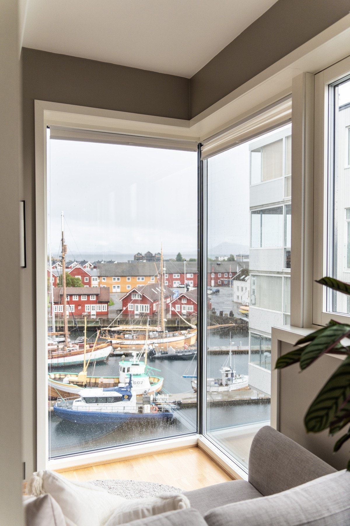 Fra stuen kan du følge med båttrafikken i indre havn. Galleribilde