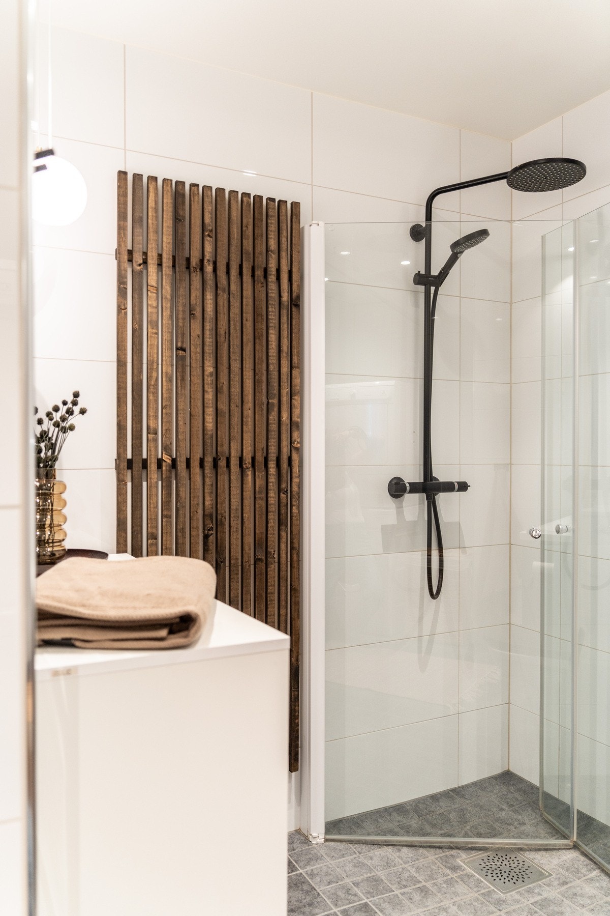 Dusjhjørne med regndusj og hånddusj. Galleribilde