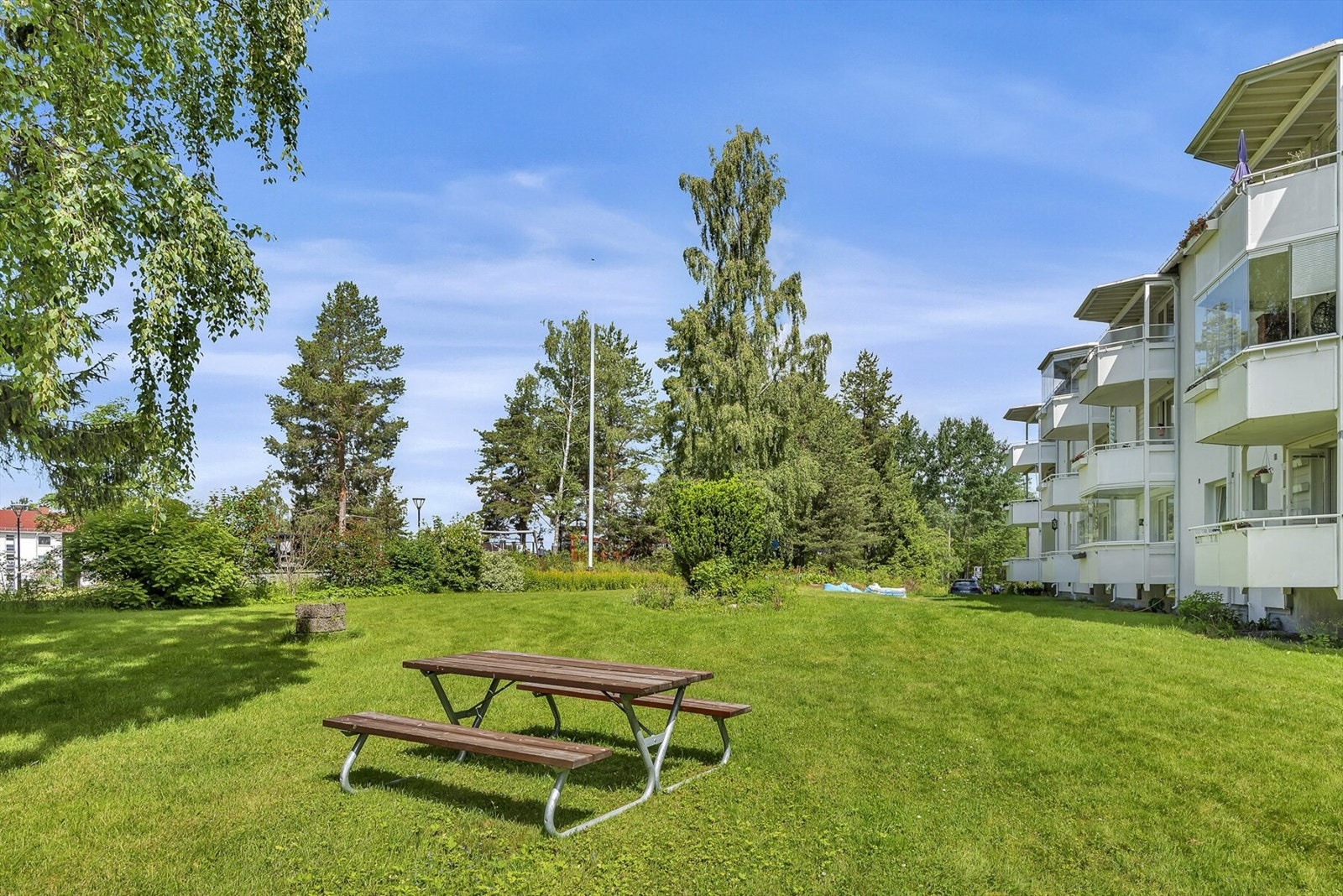 Bilde av hagen forran bygget på sommertid. Galleribilde